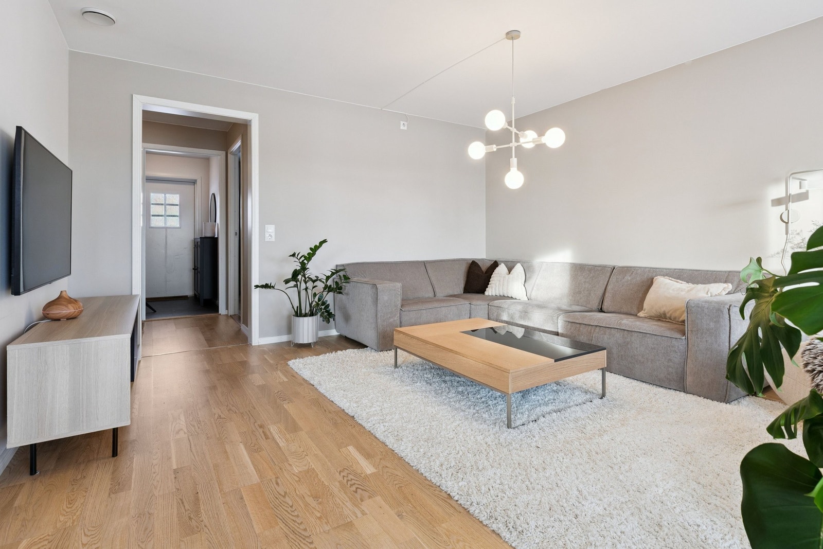 Lys og romslig stue med behagelig atmosfære Galleribilde