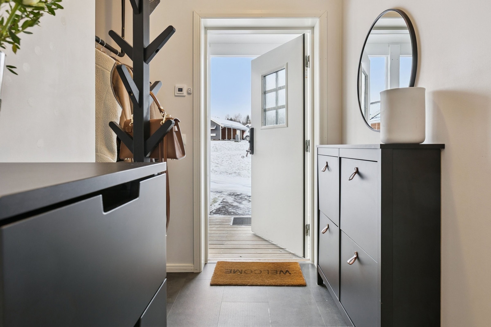 Oppdatert entré med praktisk løsning og plass til garderobeskap Galleribilde