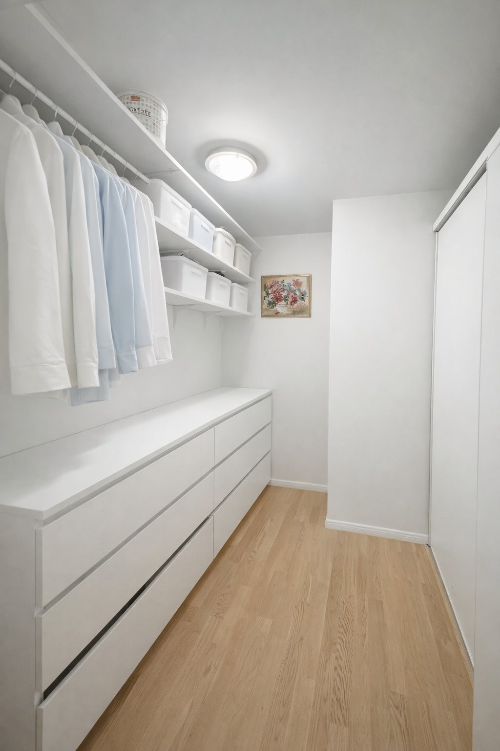 Innvendig bod oppdatert med smart oppbevaringsløsning (AI generert) Galleribilde