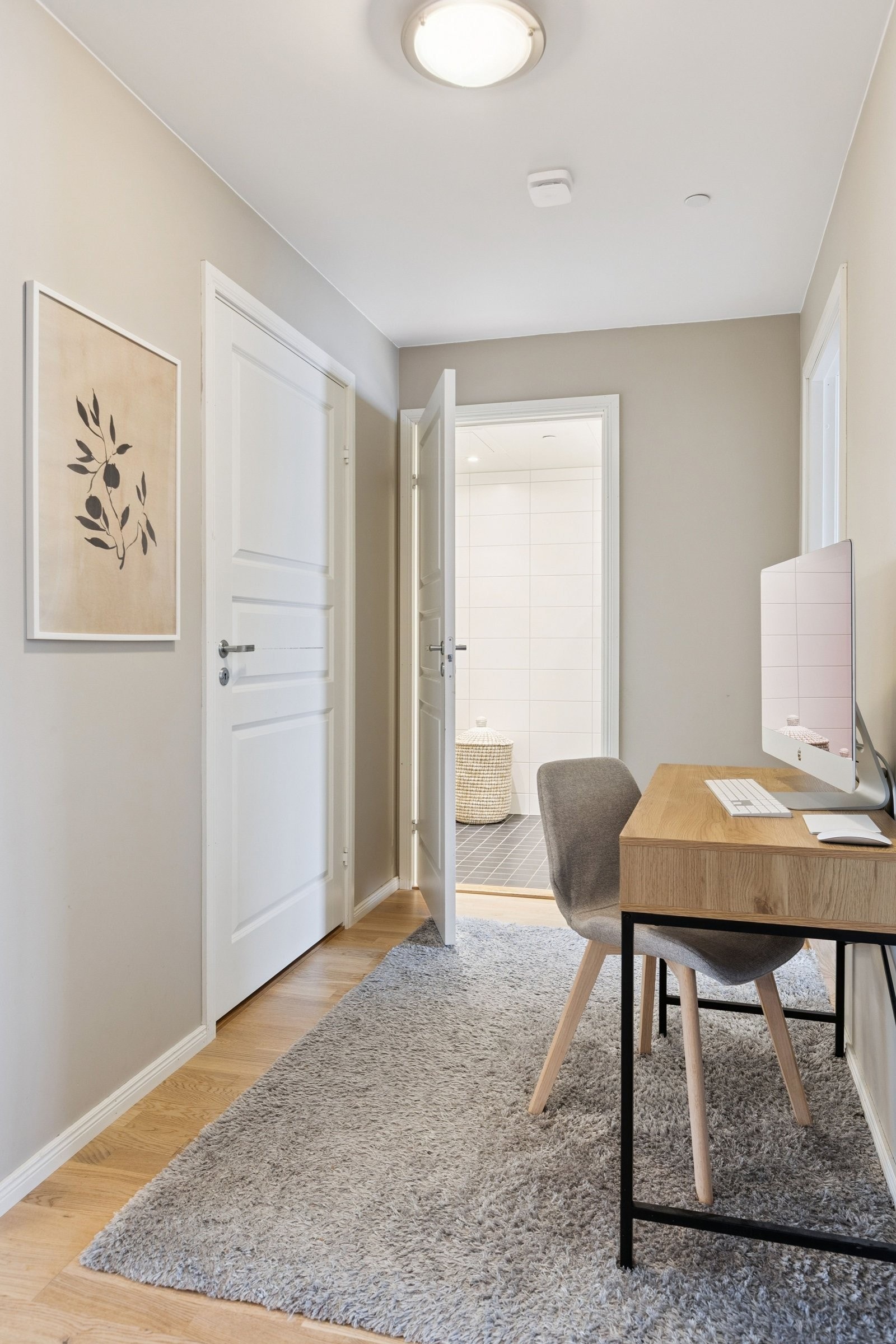 Entré med fleksibel løsning, i dag brukt som hjemmekontor med god plass til skrivebord Galleribilde