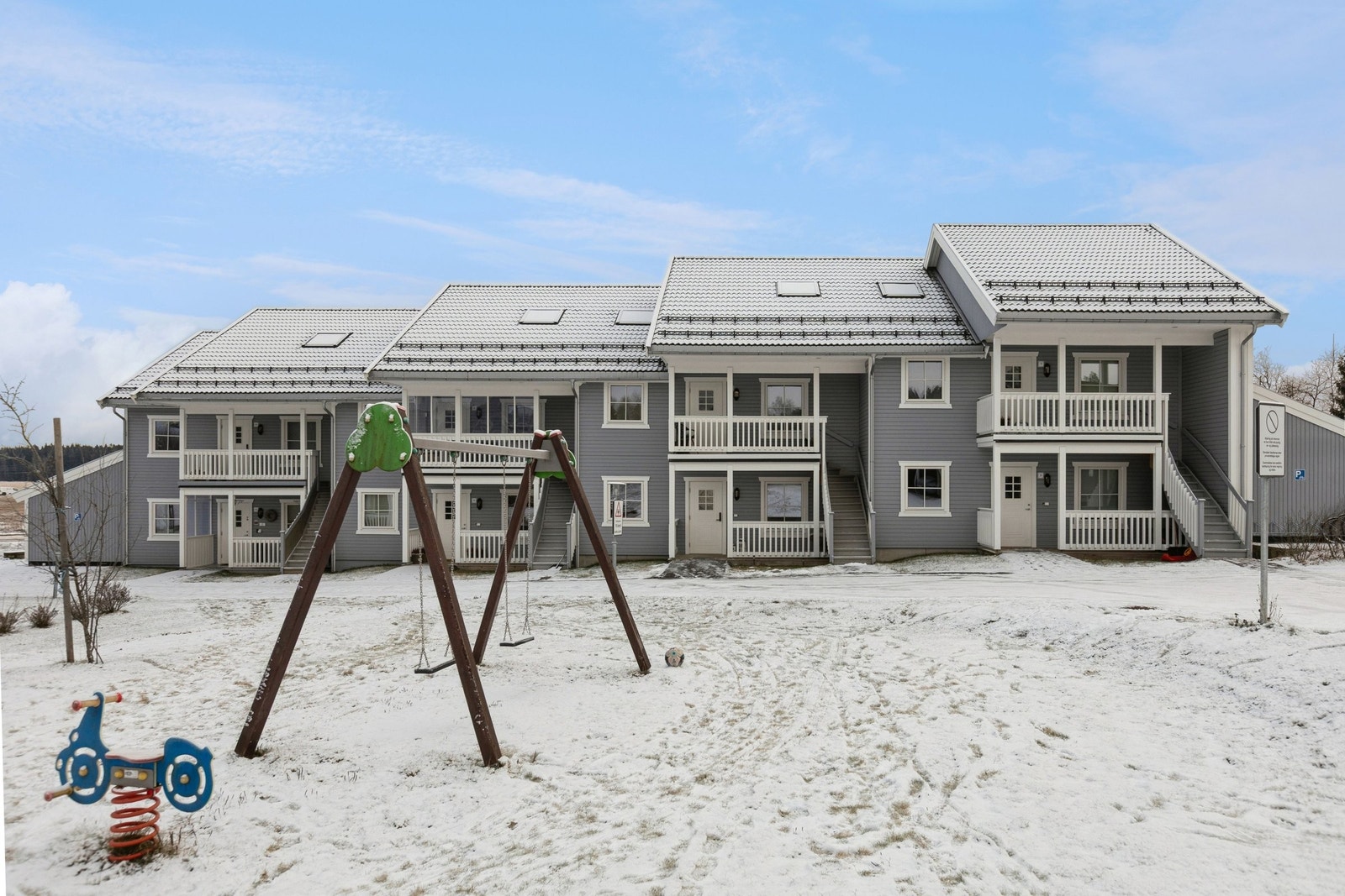 Barnevennlig og trivelig nabolag med lekeplass og flotte turmuligheter i nærområdet Galleribilde