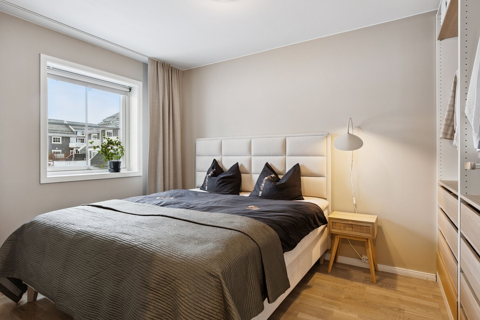 Soverommet har rolige fargetoner og en behagelig atmosfære Galleribilde