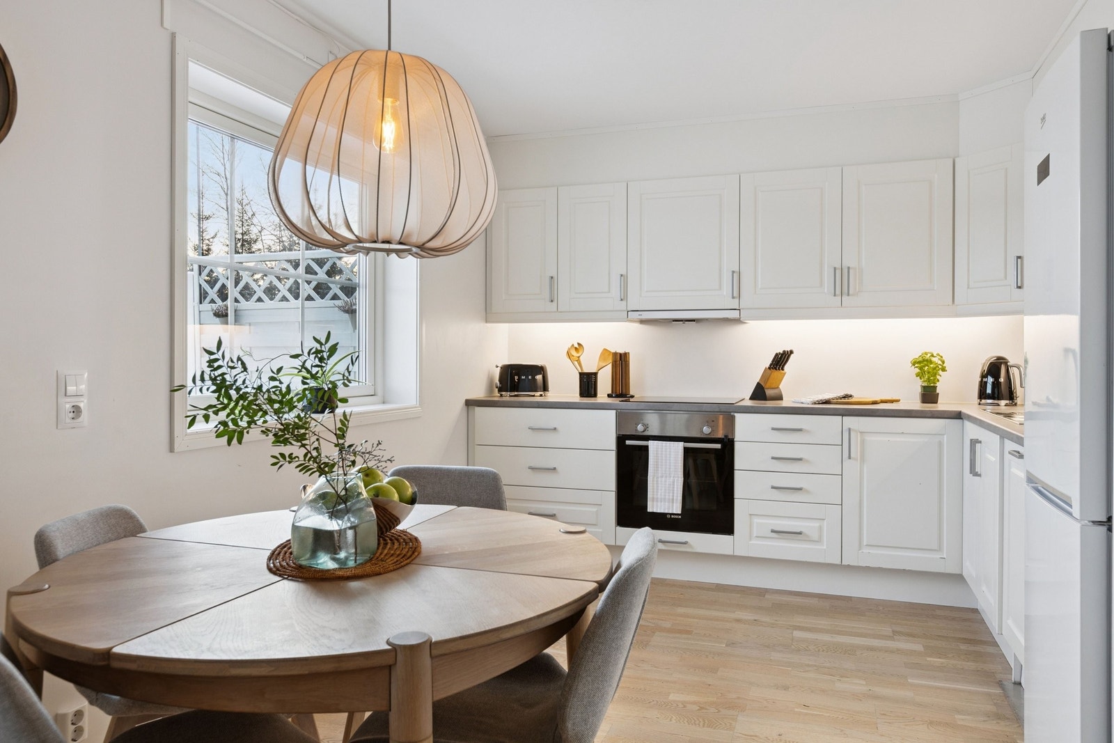 Praktisk og moderne kjøkken med integrerte hvitevarer, gode arbeidsflater og smart oppbevaringsløsning. Naturlig lys og plass til spisebord. Galleribilde