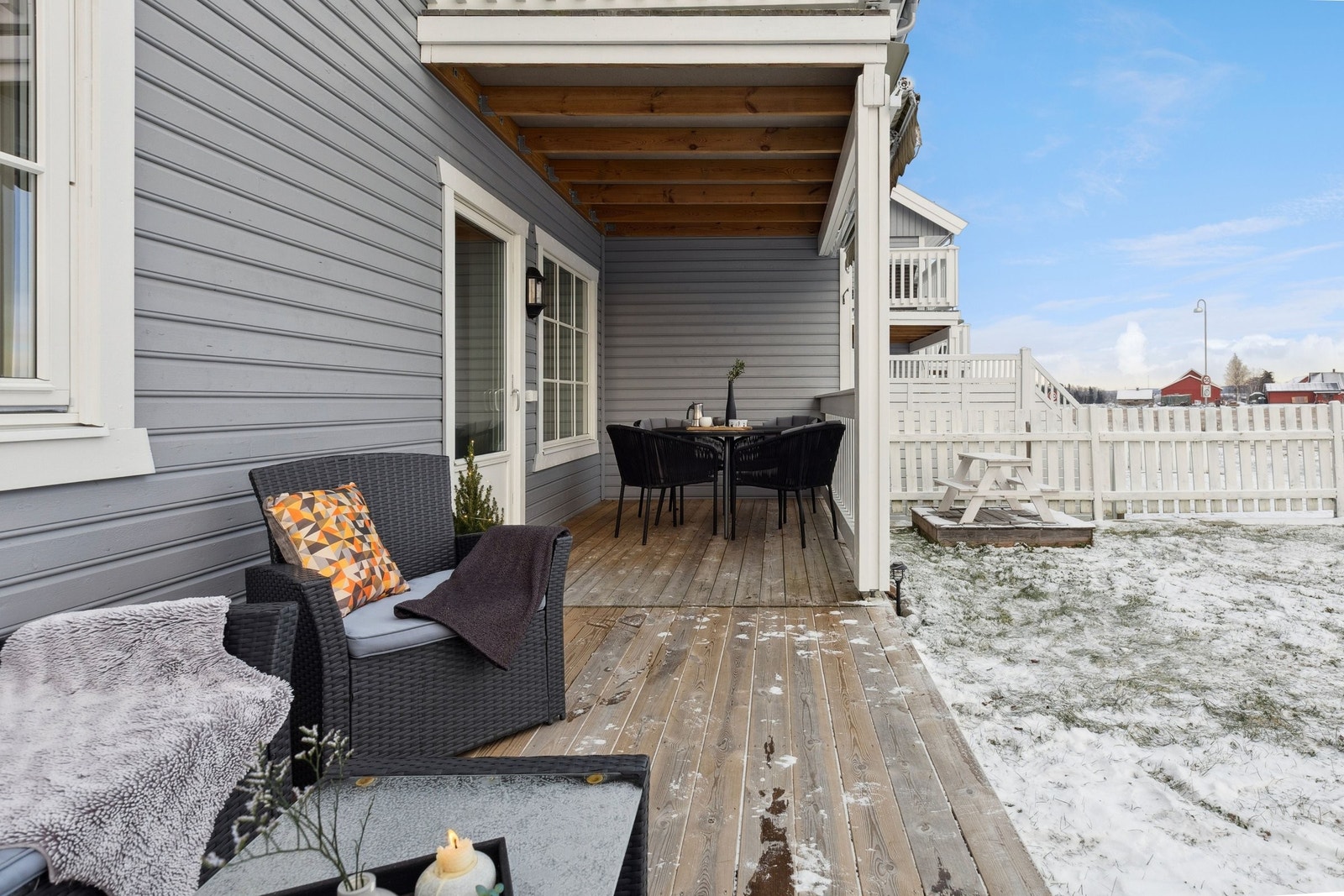 Stor og solrik terrasse med sol hele dagen, flott utsikt og god plass til både utemøbler, grill og avslapning Galleribilde