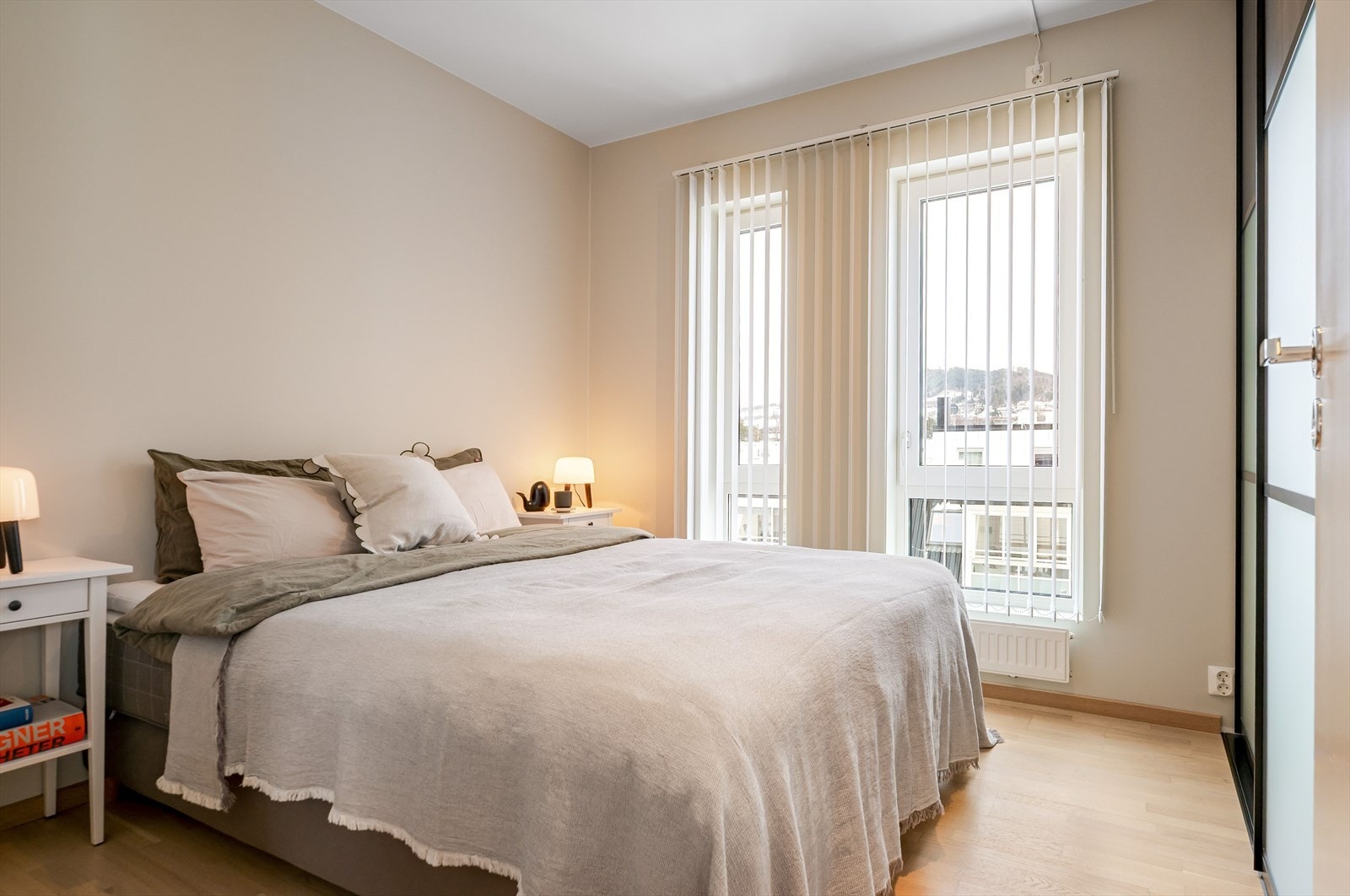 Soverom i lyse og tidsriktige farger. Skyvedørsgarderobe Galleribilde