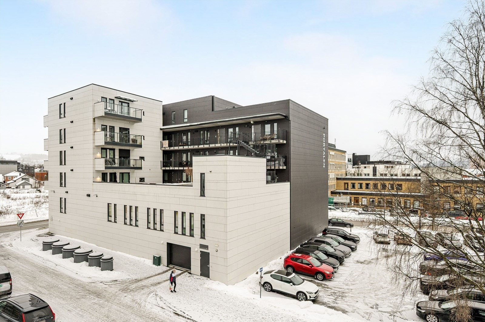 Fasade som bl.a. viser innkjøring til innvendig parkering Galleribilde