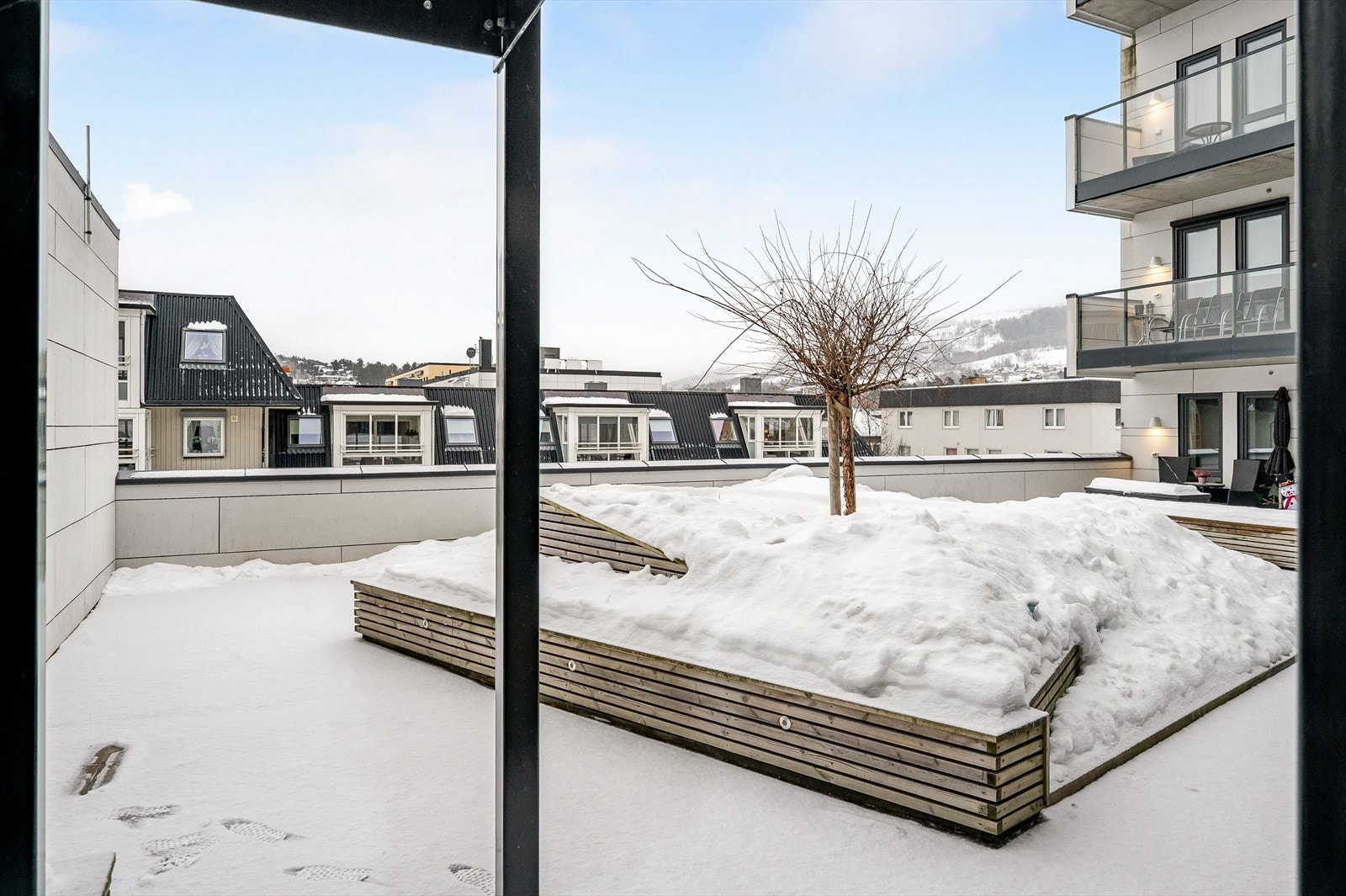 Felles område over 2. etasjen på baksiden av bygget. Godt skjermet for støy. Galleribilde