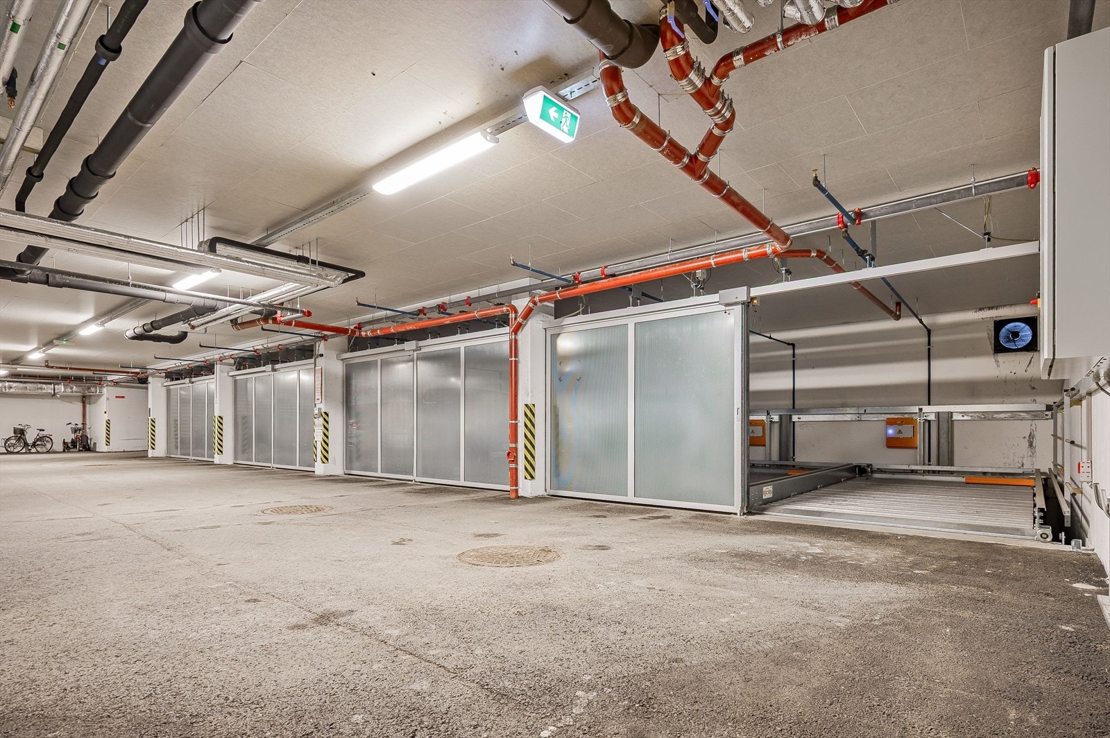 Innvendig p-plass. Den til høyre, der porten står oppe. Galleribilde