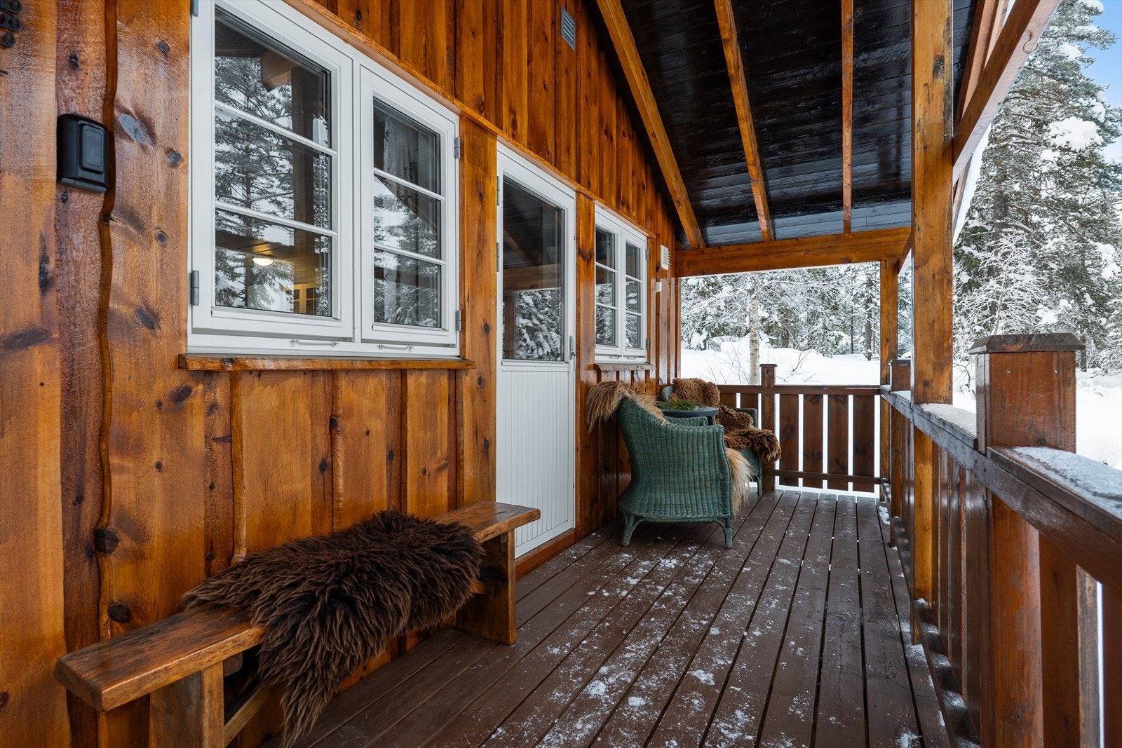 Herlig overbygget uteplass hvor du kan nyte naturen rundt deg hele året. Galleribilde