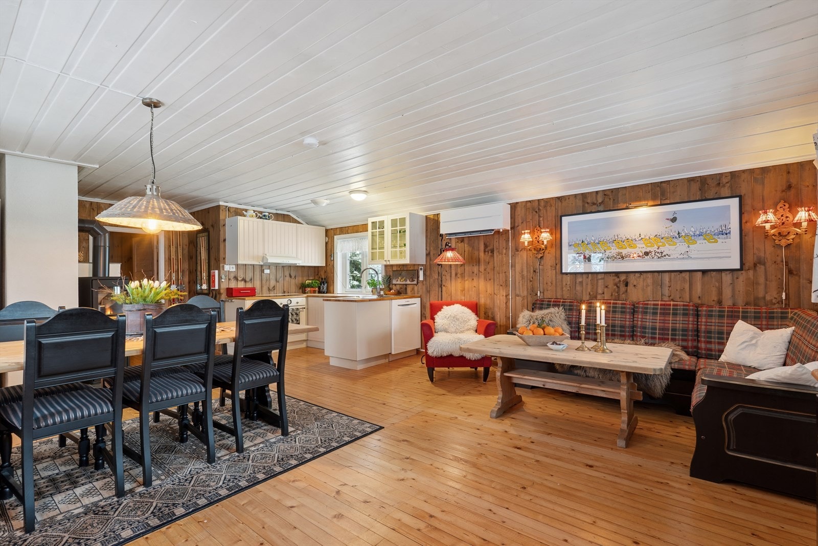 Åpen løsning mellom stue og kjøkken gir god plass til spisestue. Galleribilde