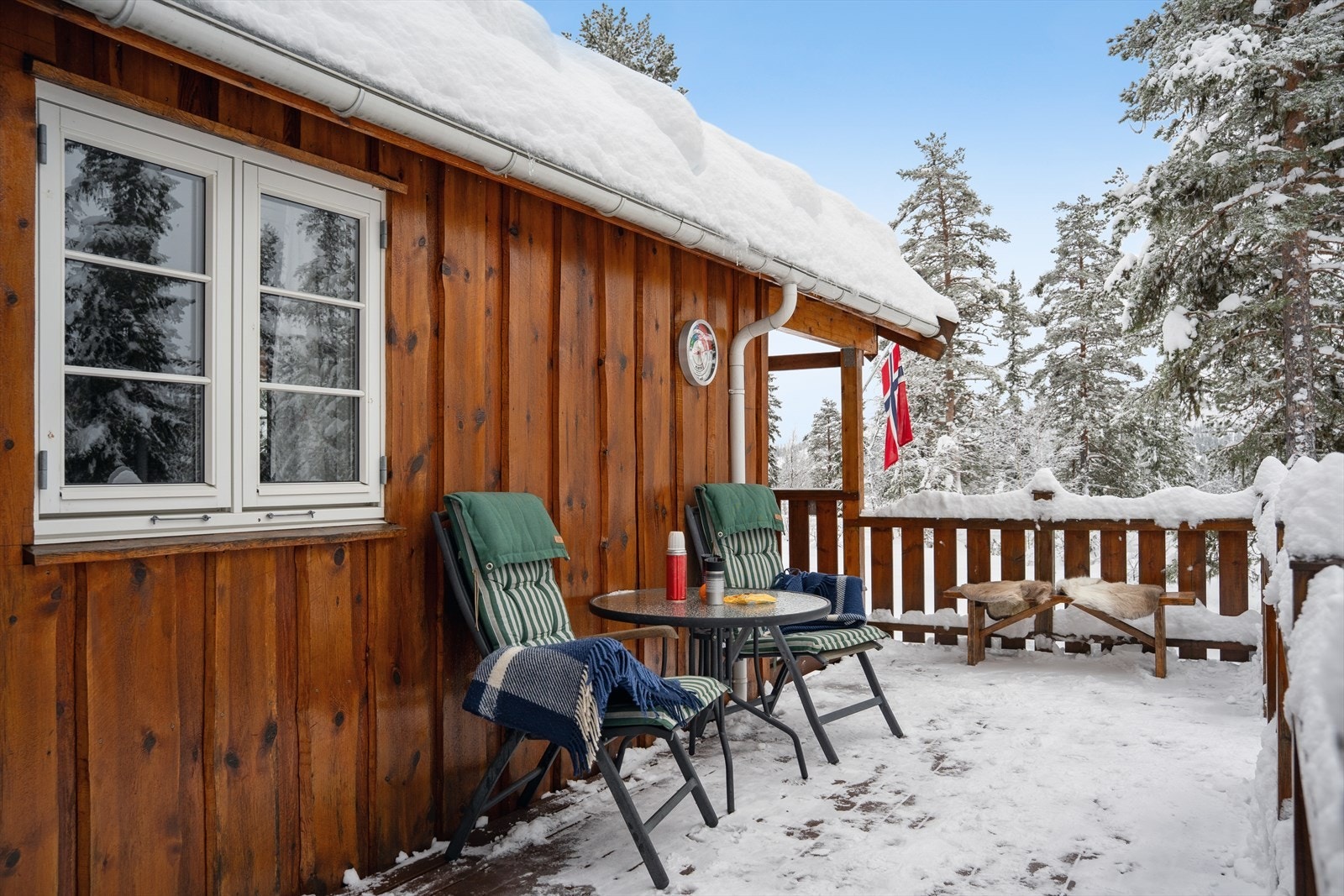 Hytta er velholdt og jevnlig oppgradert, beiset sommeren 2025. Galleribilde