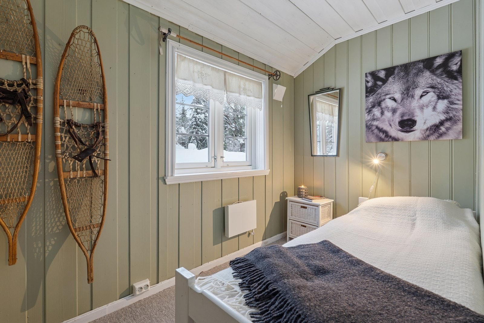 Koselig soverom med malte panelvegger. Galleribilde