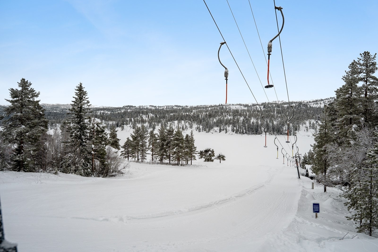 Fagerfjell skisenter med skibakke og heisanlegg er like i nærområdet. Kun et par minutters unna i bil. Galleribilde