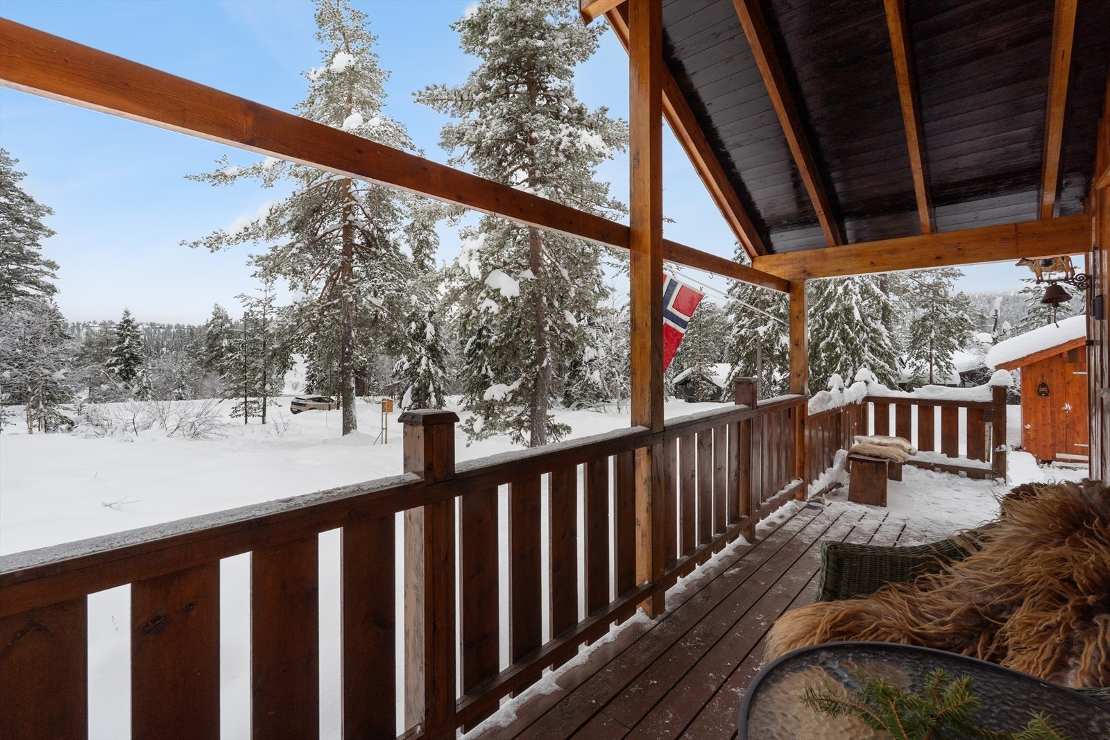 Hytta ligger usjenert og fint til omkranset av vakker natur. Galleribilde