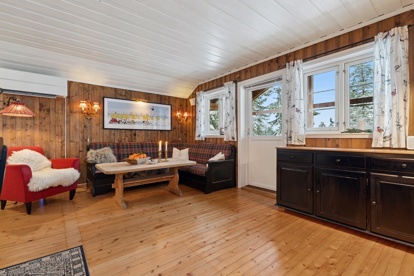 Romslig stue med god plass til stor sofagruppe. Galleribilde