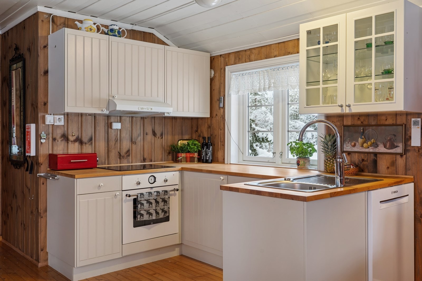 Kjøkkenet er praktisk innredet med skap- og benkeplass. Galleribilde