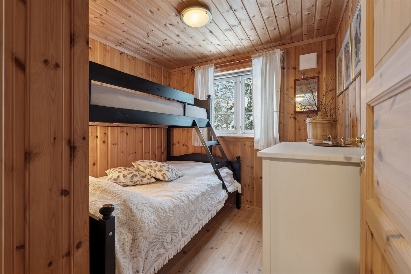 Det tredje soverommet er innredet med køyeseng som utnytter rommet effektivt. Galleribilde