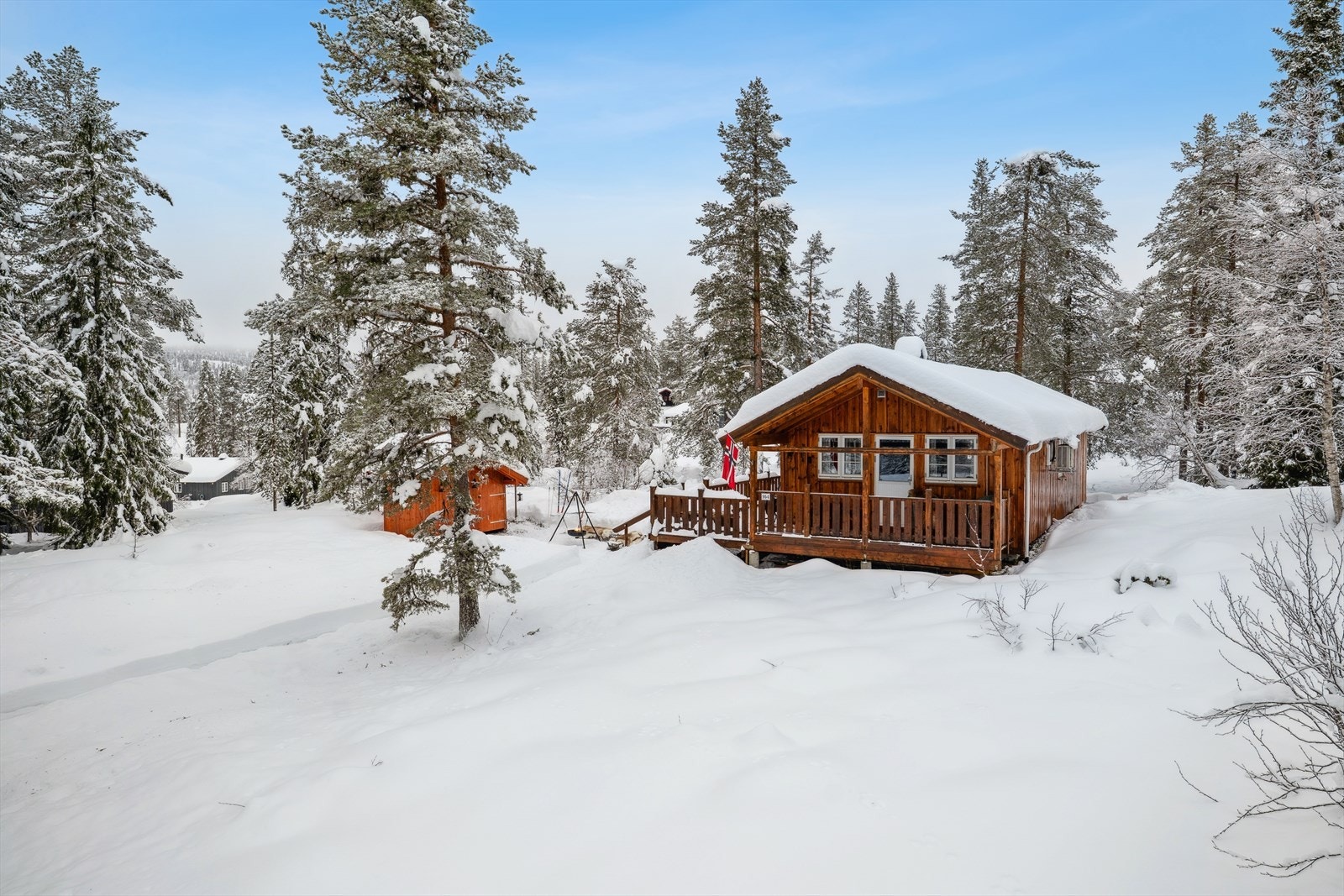 Det finnes servicetilbud i nærområdet, med dagligvarebutikker og nødvendige tjenester tilgjengelig i rimelig kjøreavstand, noe som gir gode forutsetninger for både helårs- og fritidsbruk. Galleribilde