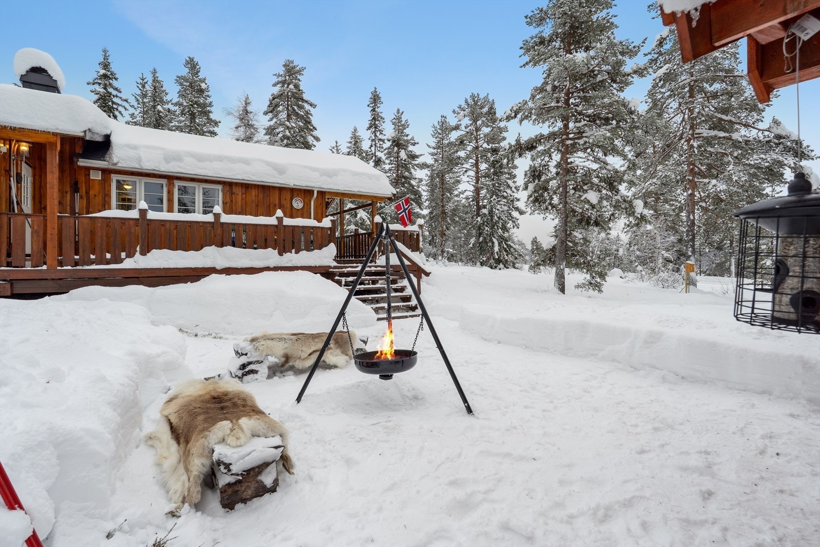 Bålplass med sitteplasser og bod skaper et hyggelig uteområde. Galleribilde