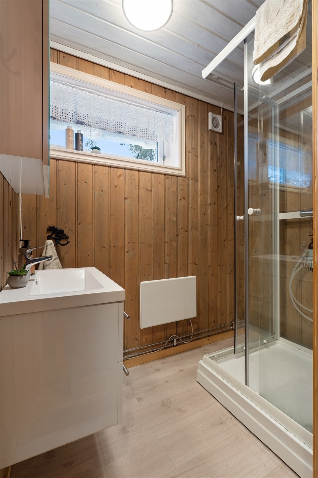 Baderom med dusjkabinett og nedfelt servant. Galleribilde