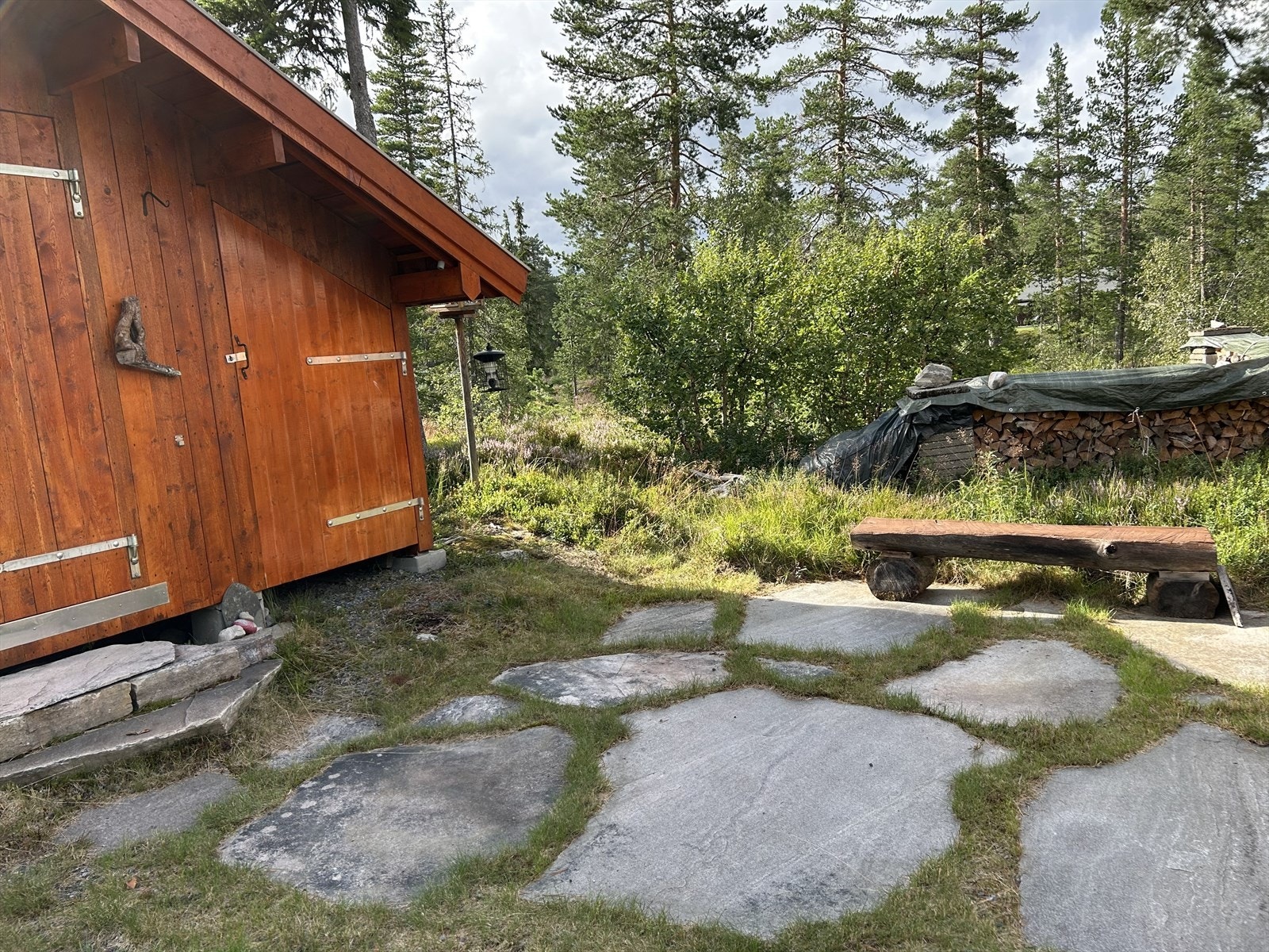 Fin uteplass mellom hytta og boden. Galleribilde