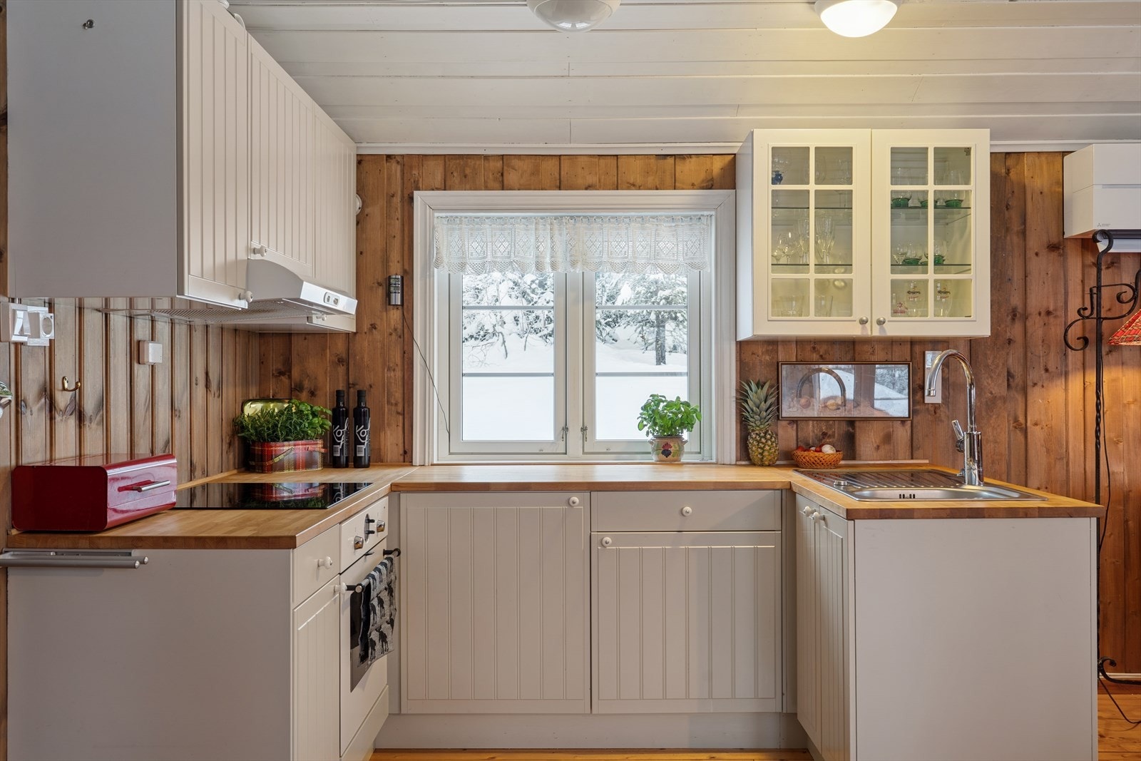 Kjøkken med profilerte fronter og heltre benkeplate. Galleribilde