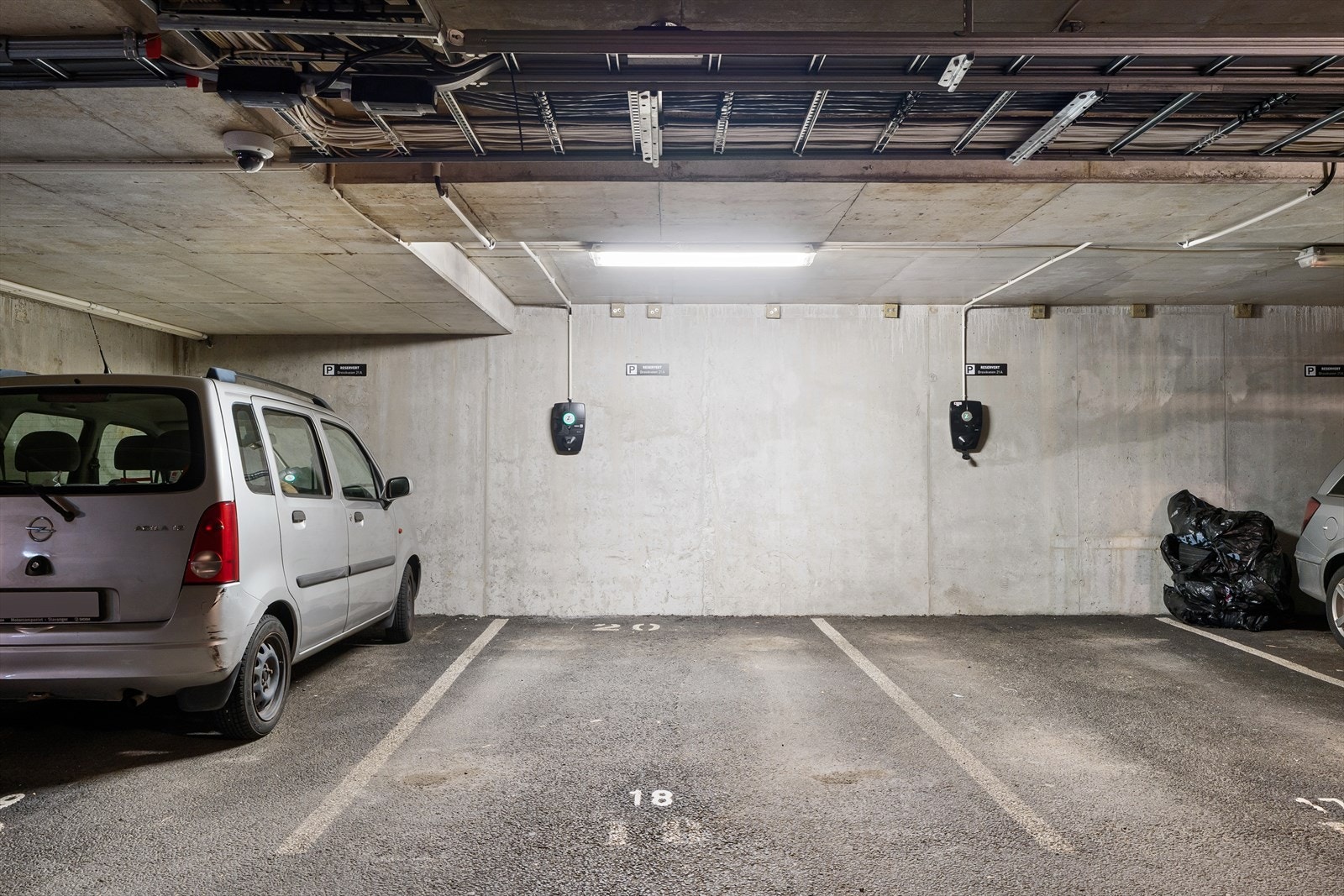 Fast parkeringsplass med elbil-lader i lukket garasjeanlegg Galleribilde