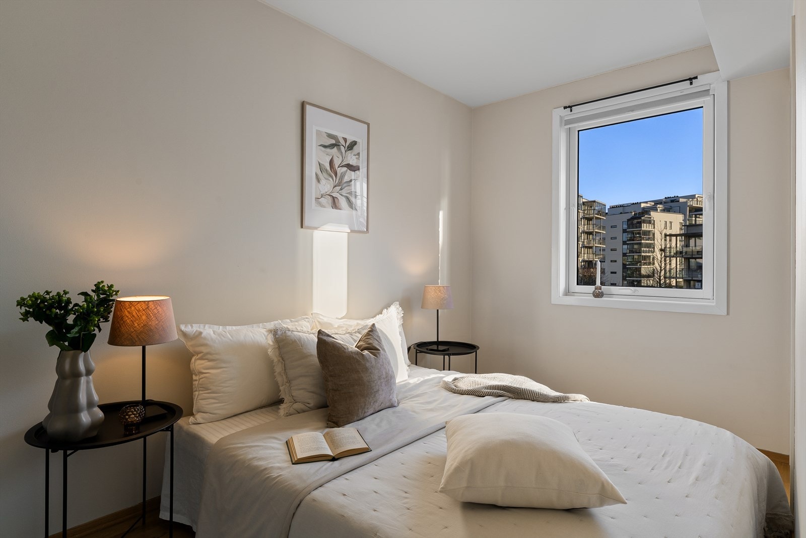 Soverom med stor skyvedørsgarderobe Galleribilde