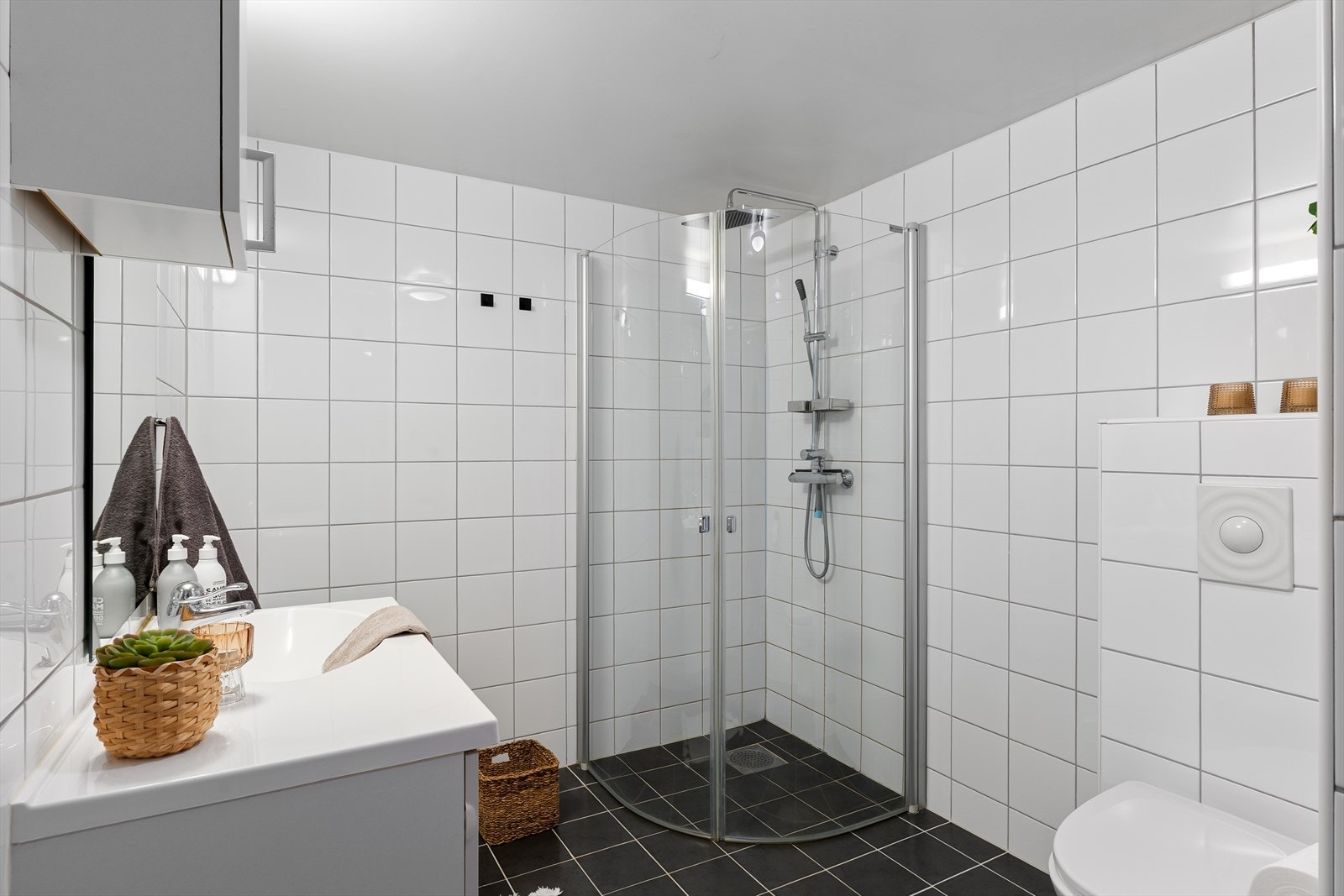 Pent helfliset kombinert baderom og vaskerom med gulvvarme Galleribilde