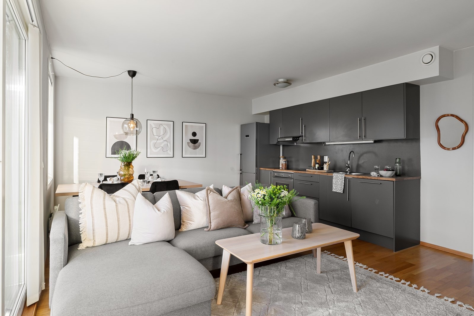 Parkett på gulv og lysmalte flater Galleribilde