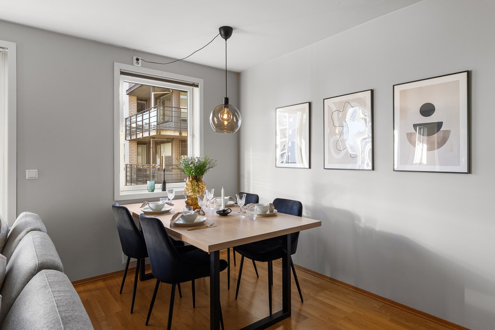 God plass til stort spisebord Galleribilde