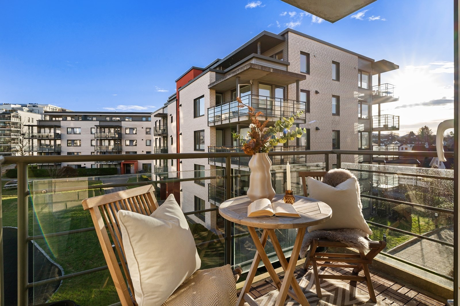 Balkong med utsikt over pent opparbeidet fellesarealer Galleribilde