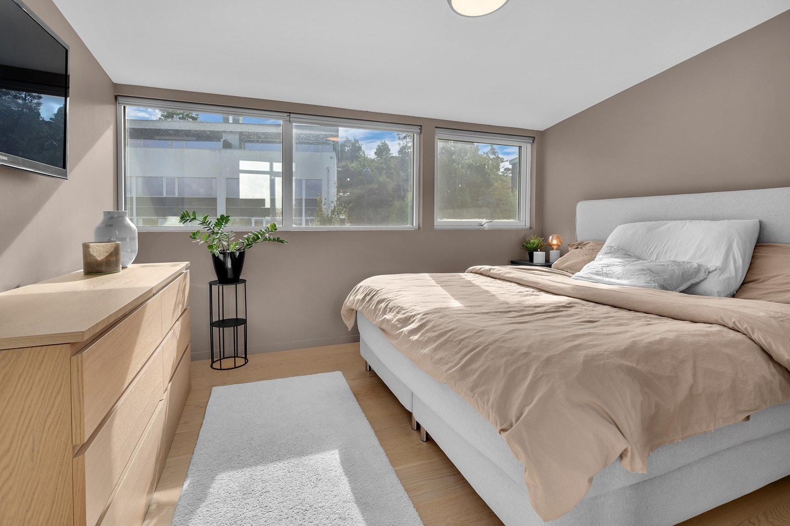 Soverom I - god plass for å innrede med stor dobbeltseng. Galleribilde