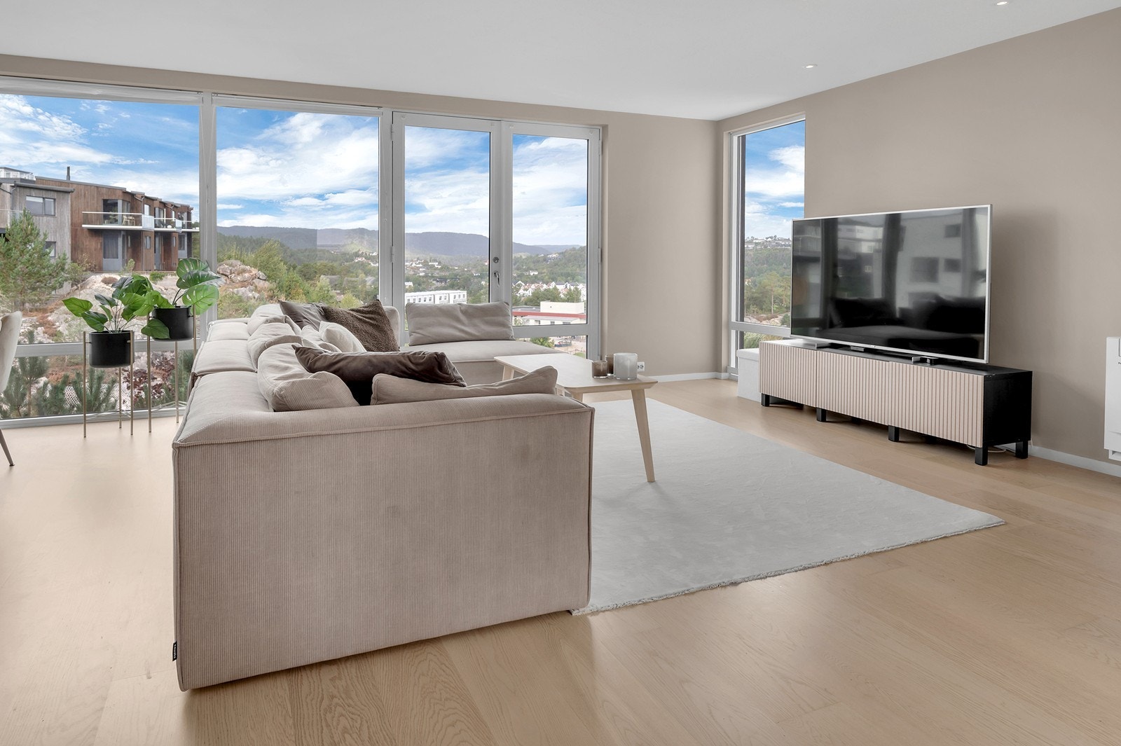 Her er det store vindusflater fra gulv til himling med en fantastisk utsikt. Godt med lysinnslipp. Galleribilde