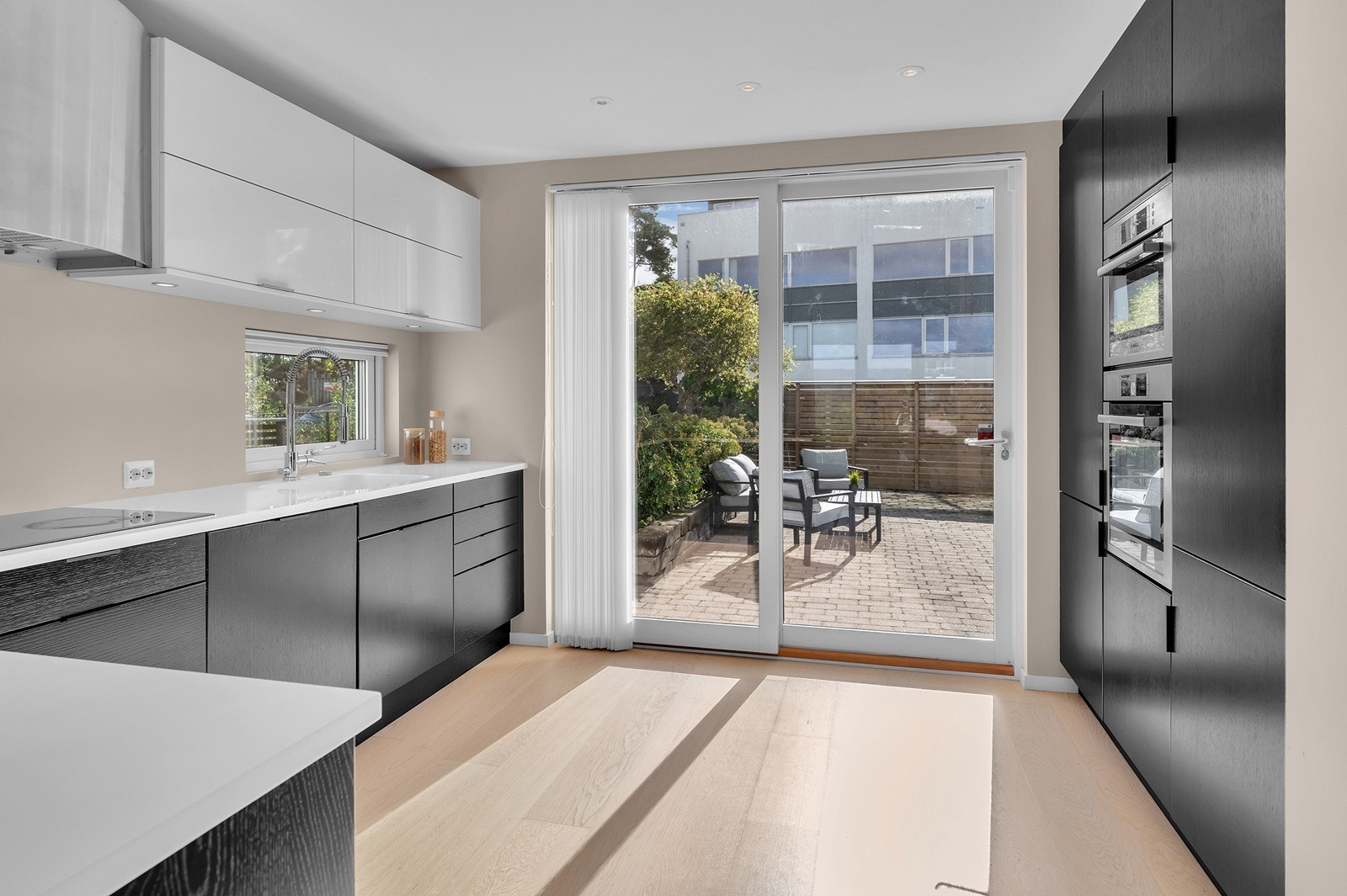 Her er det integrerte hvitevarer som koketopp med avtrekk ut, oppvaskmaskin, kombi kjøleskap og frys, samt to stekeovner og mikro. Galleribilde