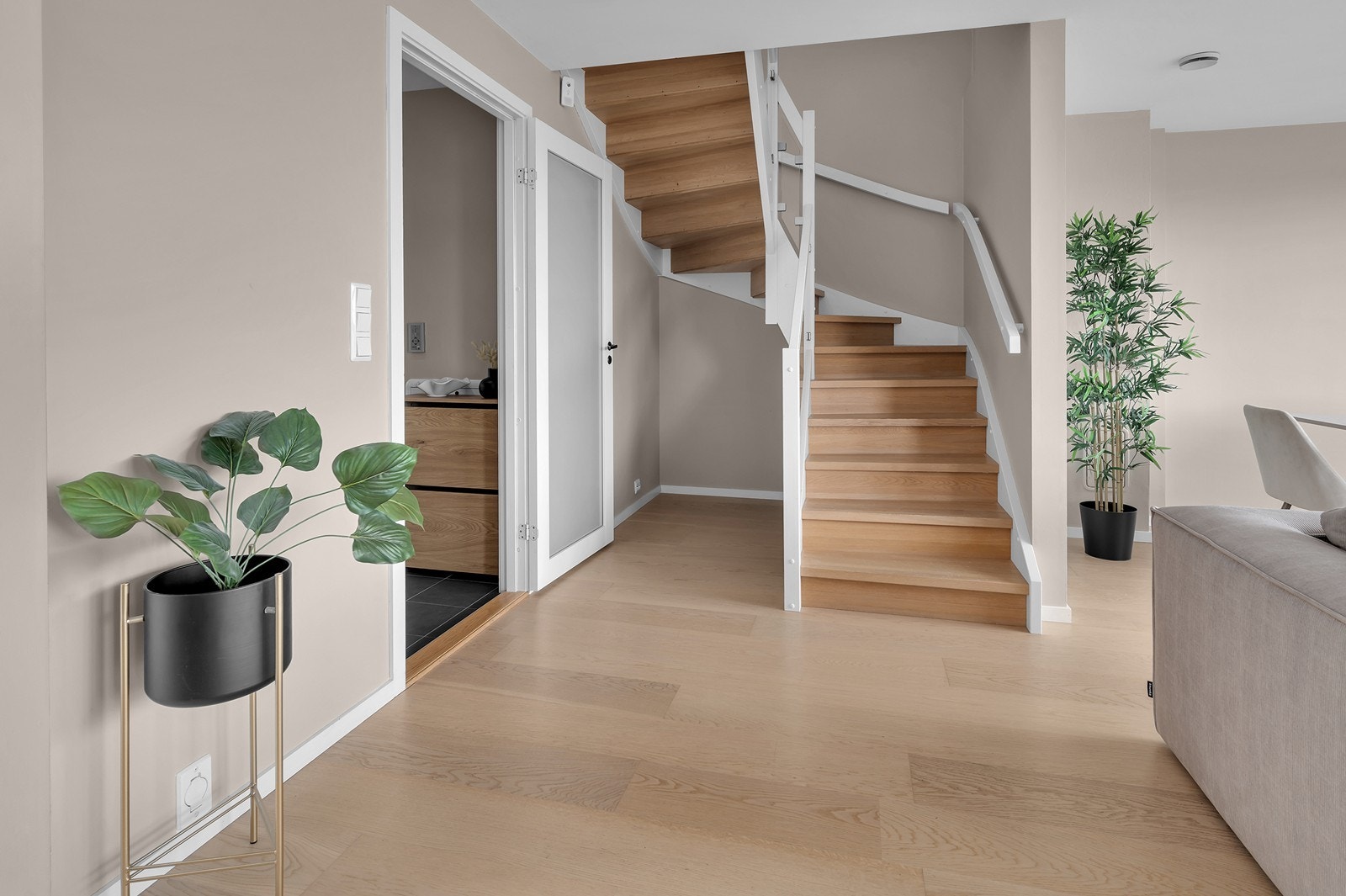 Vi begynner i 1. etasje og stuen. Galleribilde