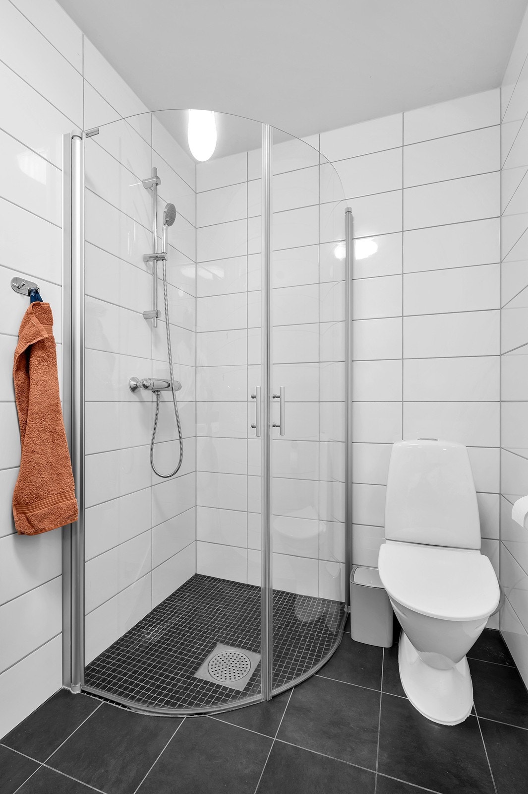 Rommet er også utstyrt med toalett og dusjhjørne og gulvet har varmekabler. Galleribilde