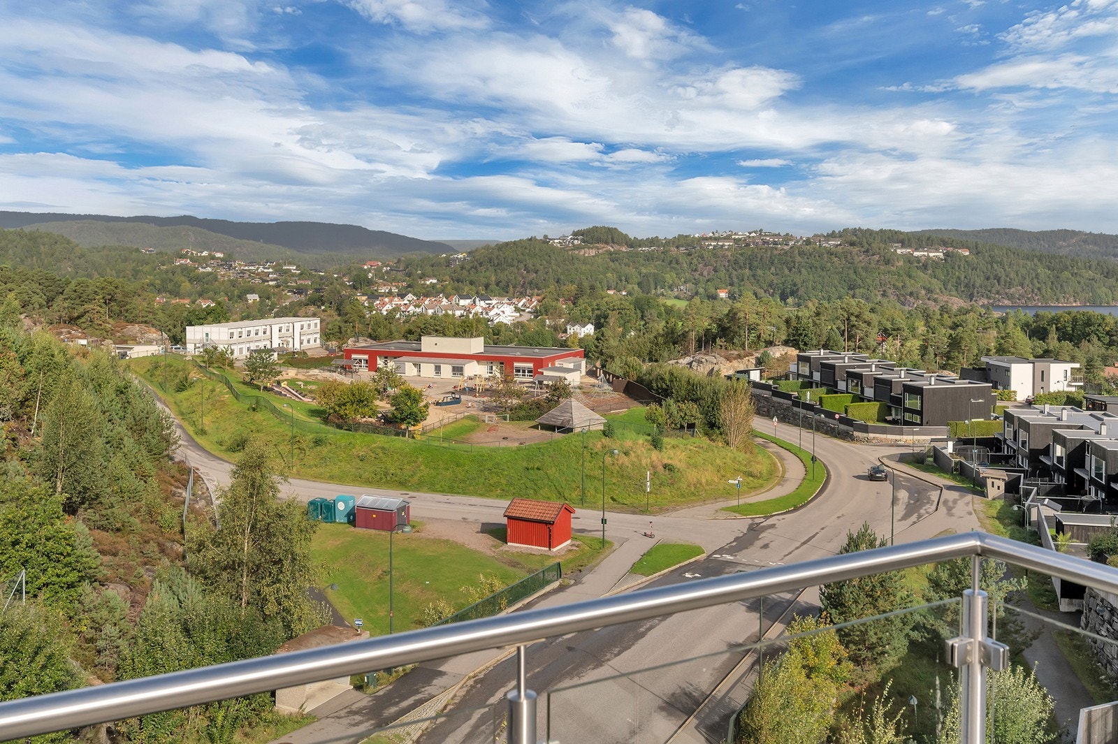 Utsikt mot Havlimyra barnehage som ligger et steinkast unna. Galleribilde