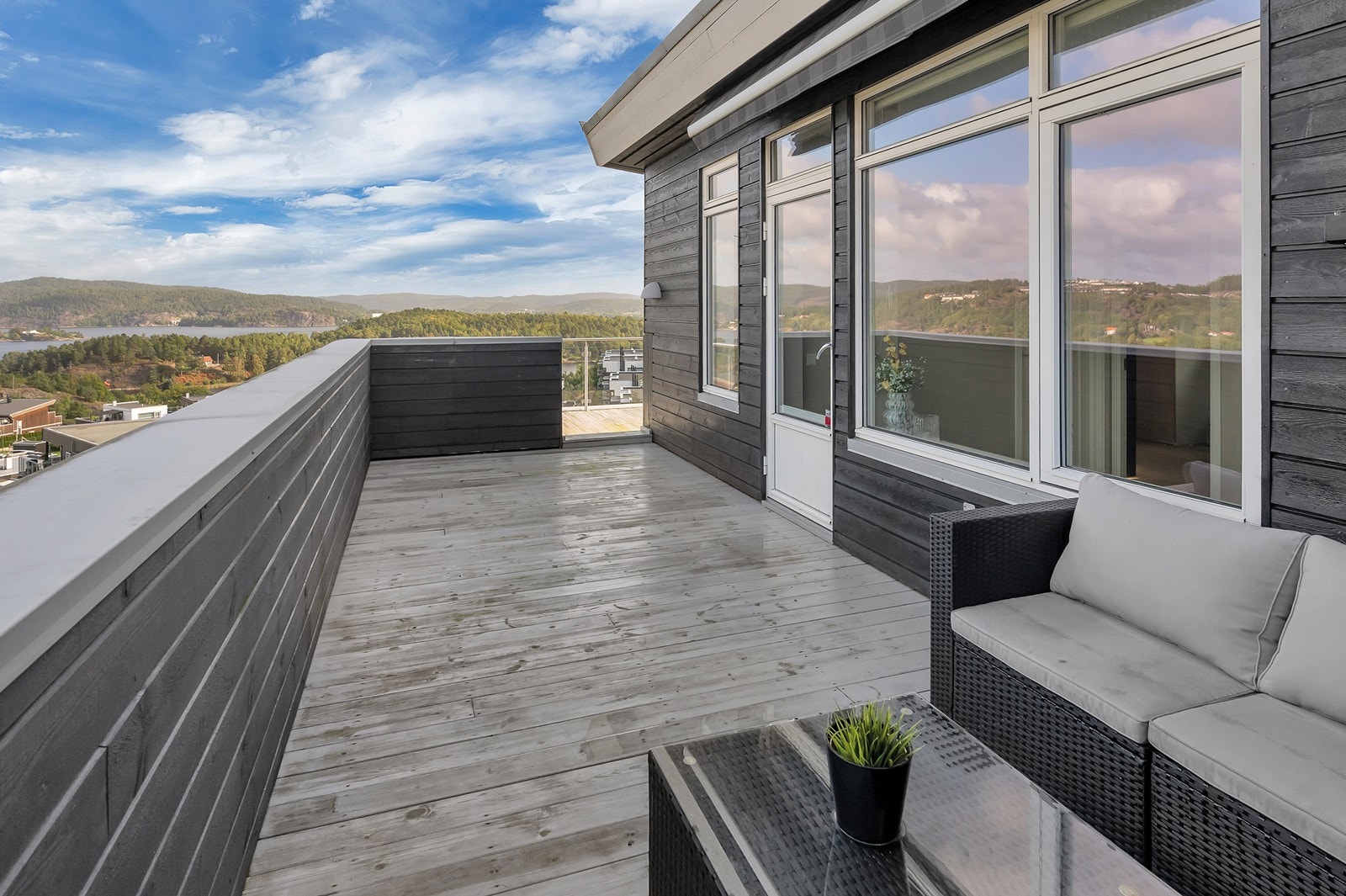 Verandaen er formet som en L og har utsikt mot Topdalsfjorden. Galleribilde