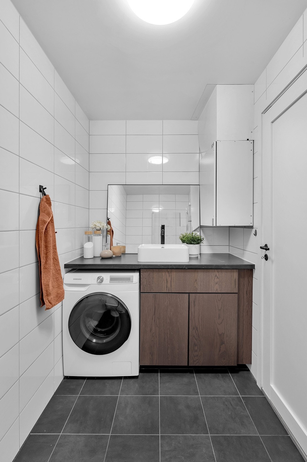 Fra gangen er det tilkomst til dette lekre badet/vaskerommet. Her er det satt inn nyere servant med skap under. Galleribilde