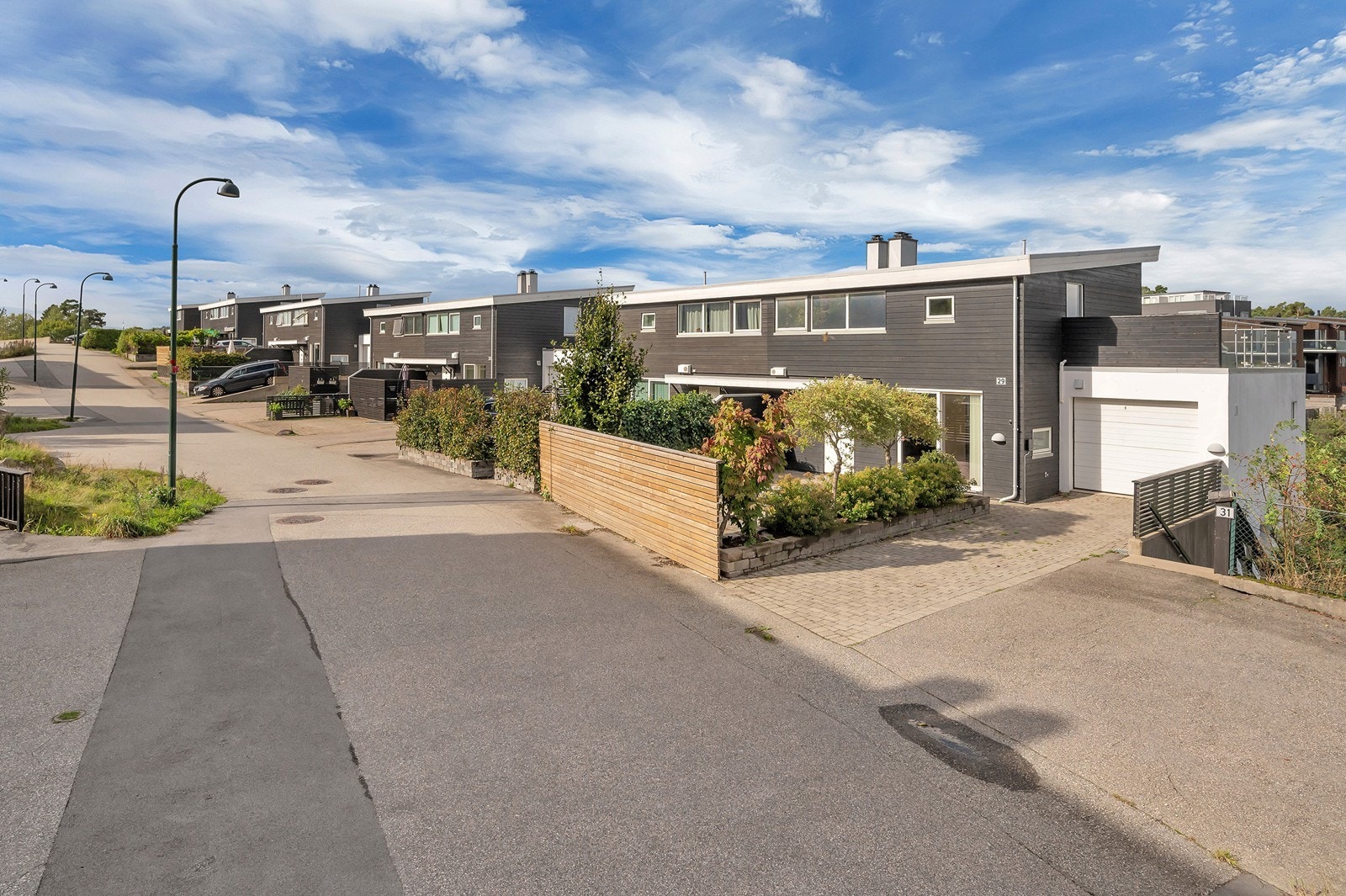 Område er populært og meget barnevennlig uten gjennomgangstrafikk da boligen ligger innerst i blindvei. Galleribilde