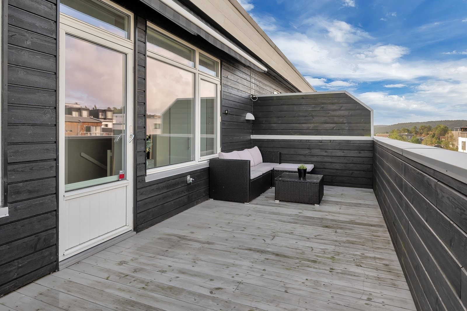 Her er det montert markise og på sommerstid kommer kveldssolen her. Galleribilde