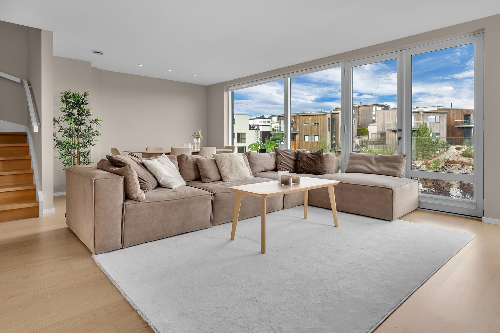 Som man ser så kan er det enkelt å innrede med stor sofa- og spisegruppe. Her er det kun fantasien som setter grenser for innredningen. Galleribilde