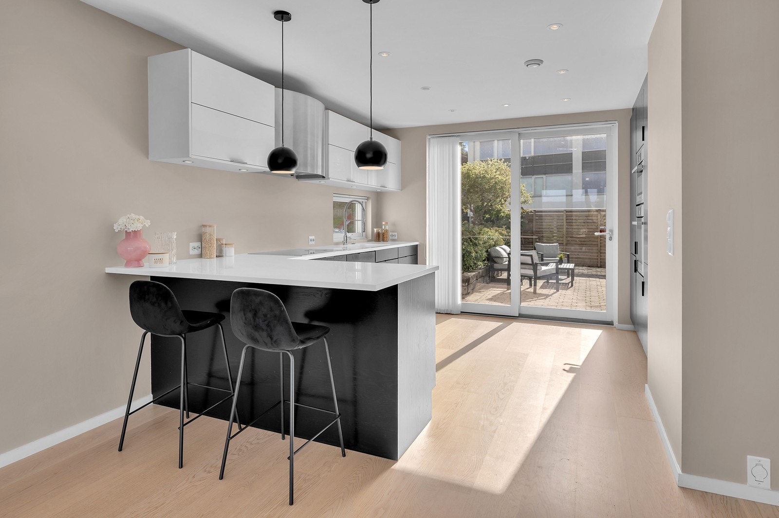 Lekkert kjøkken fra Sigdal i sort utførelse og benkeplate med hvit utførelse. Galleribilde