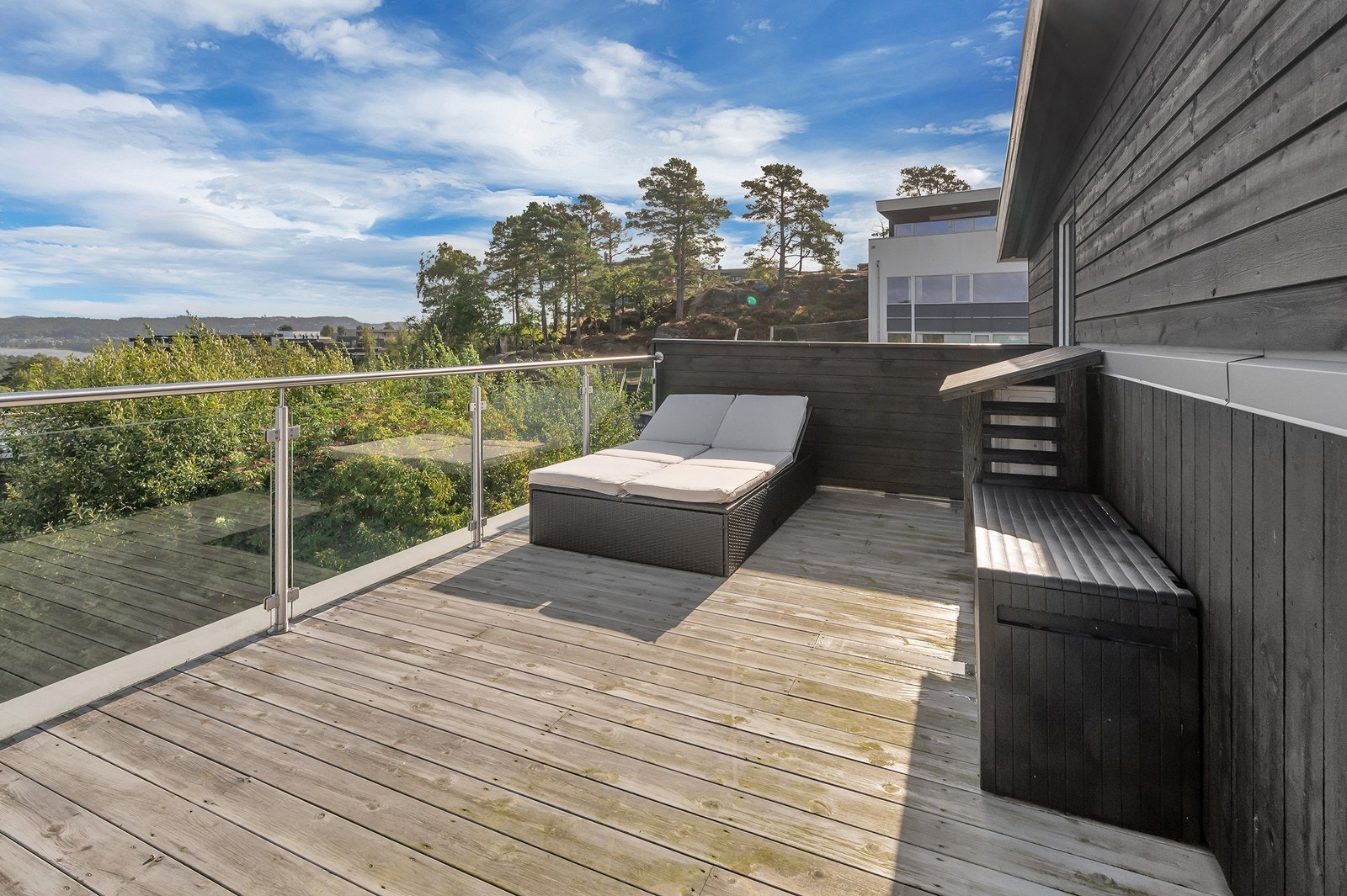 På verandaen innerst er det også rom for utemøbler. Her er får man morgensol. Galleribilde