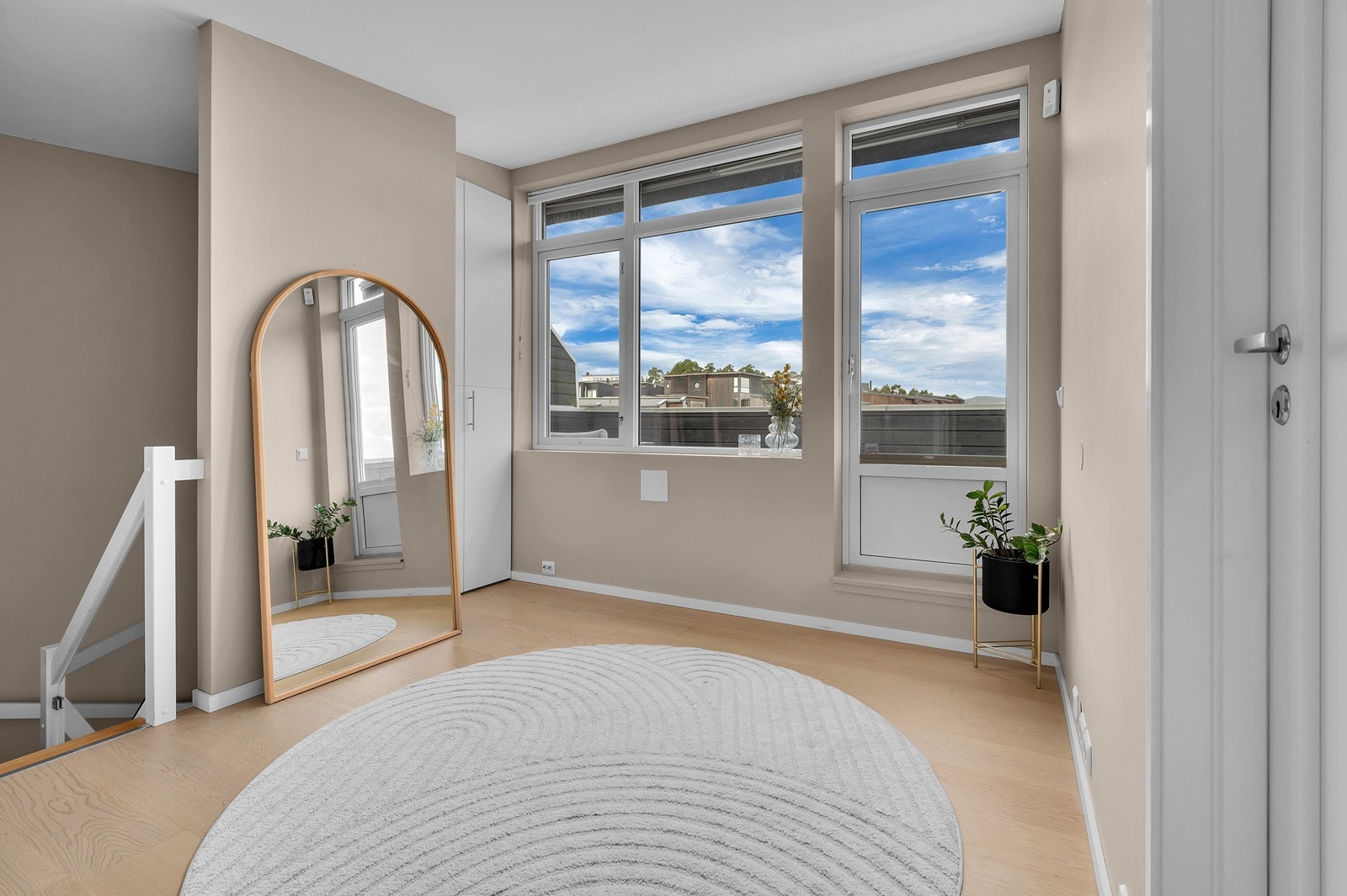 Vi har nå beveget oss opp. Her er det utgang til en deilig veranda. Galleribilde