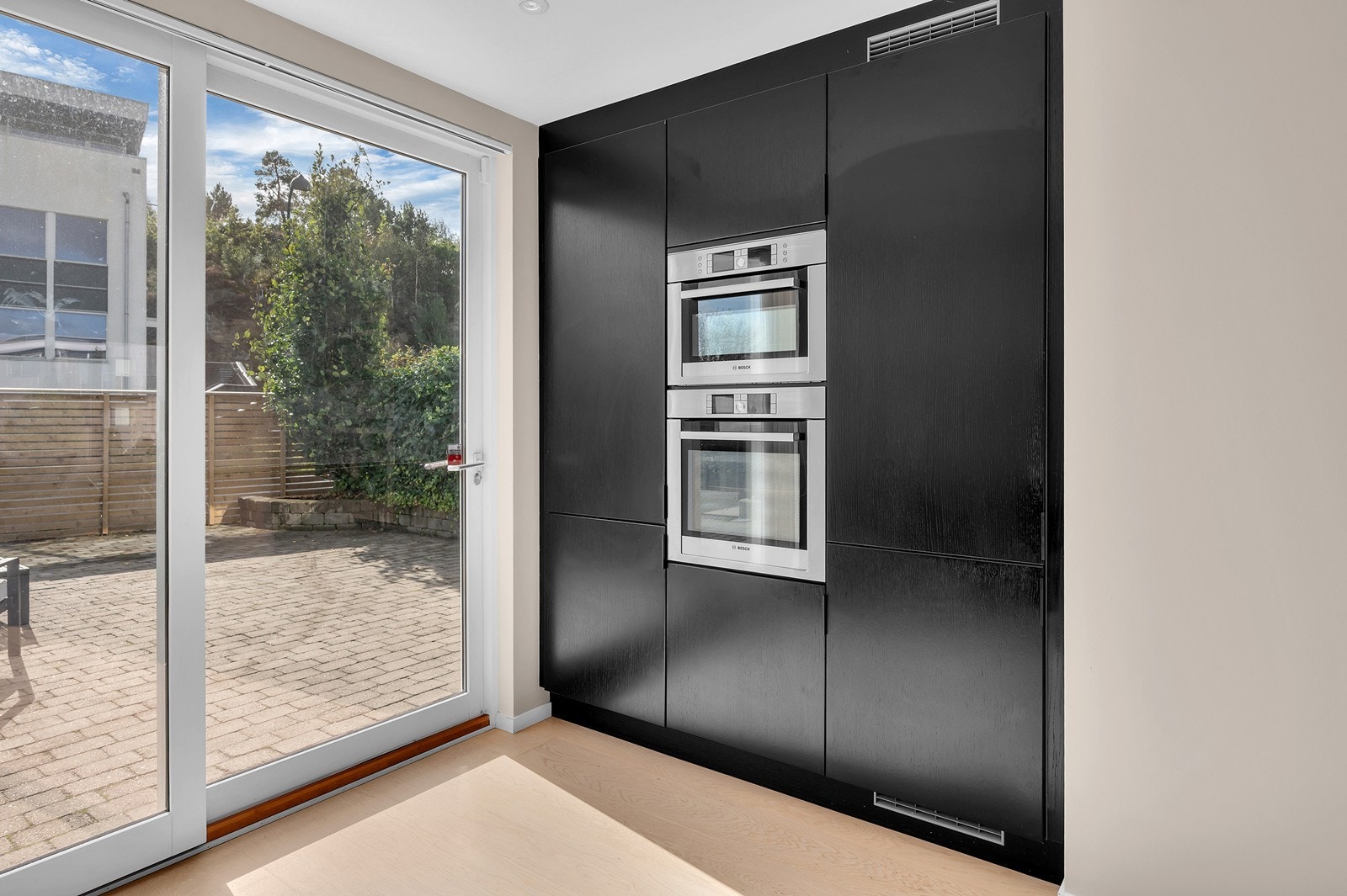 Fra kjøkkenet er det utgang til uteområde foran boligen. Galleribilde