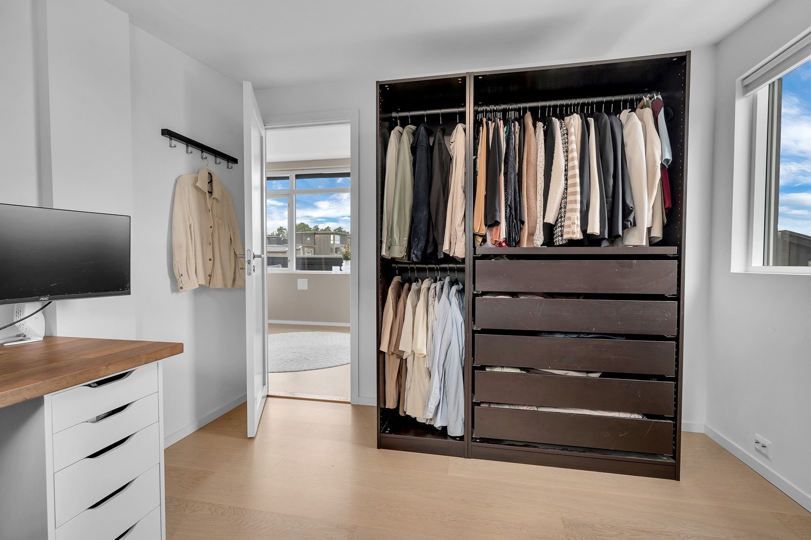 Soverom II - praktisk garderobeskap som medfølger. Galleribilde