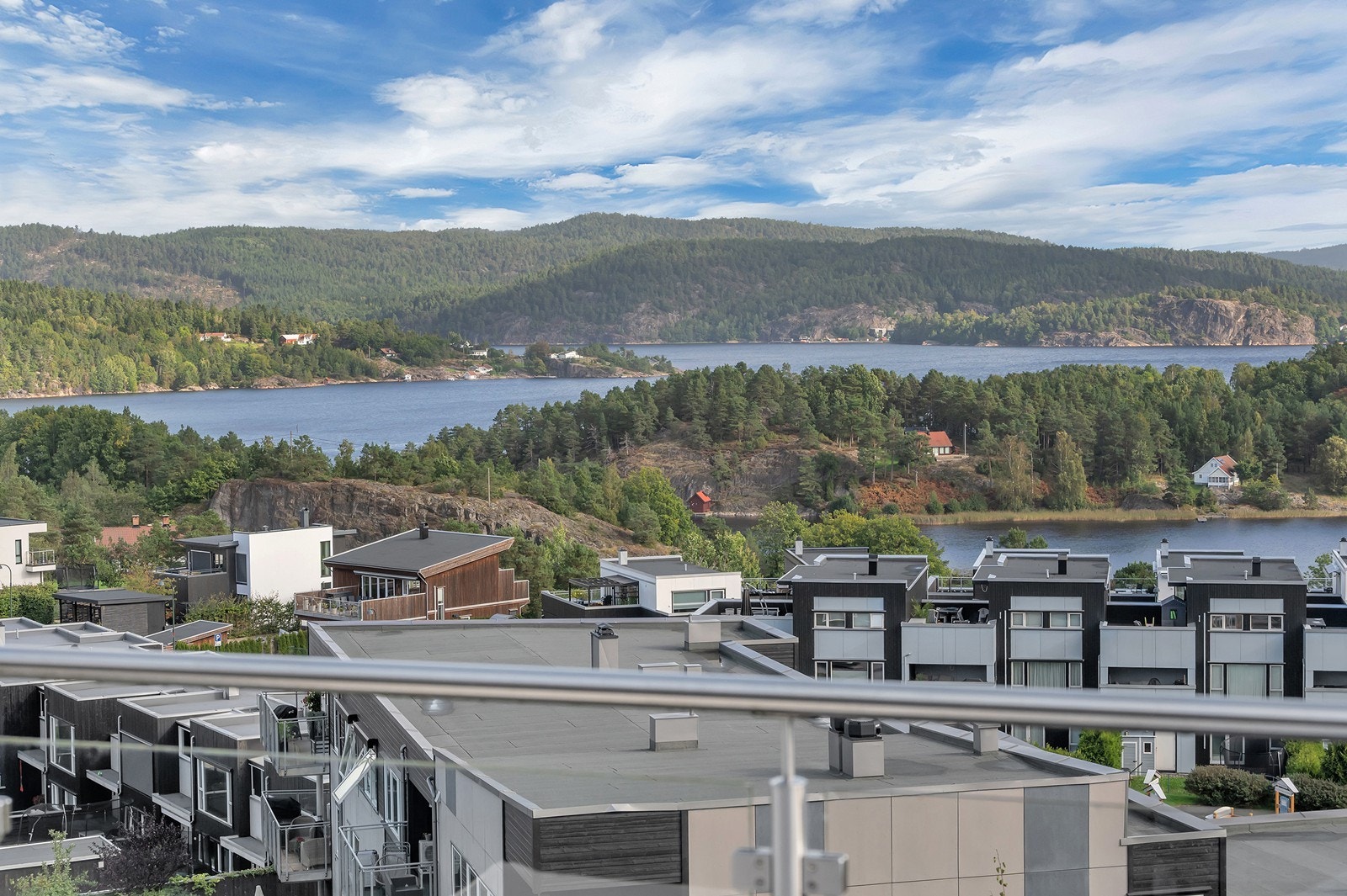 Denne boligen har meget gode utsiktsforhold - her fra veranda i 2. etasje, men også fra stuen i 1. etasje! Galleribilde