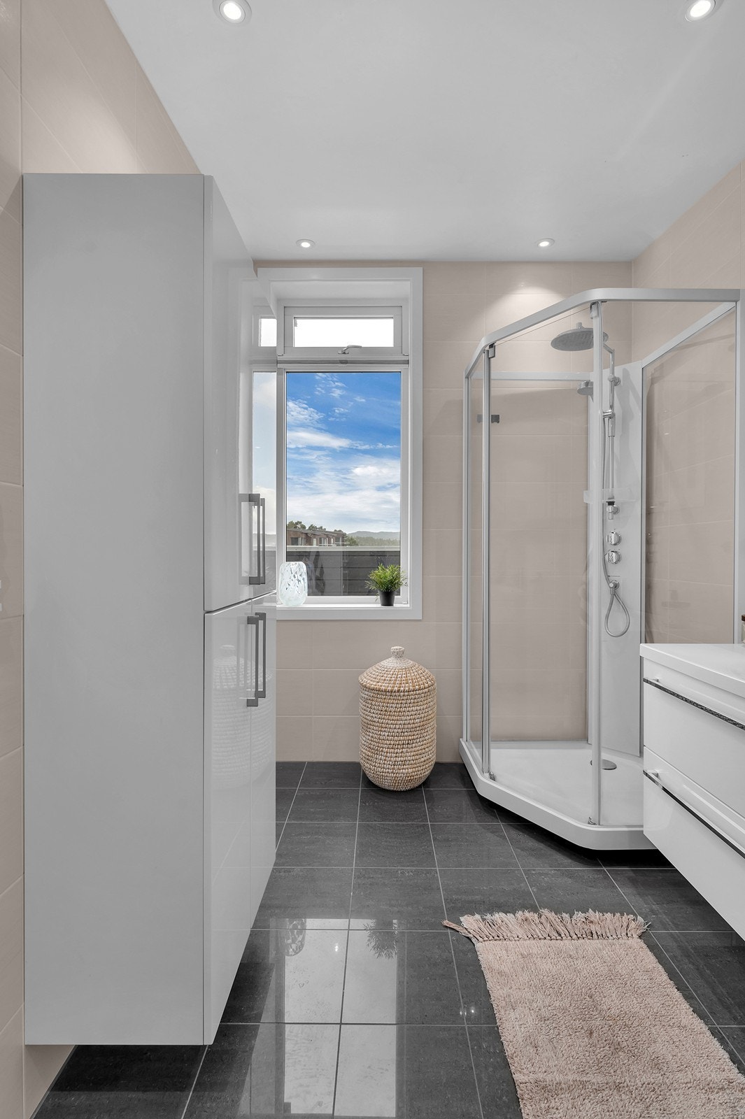 Lekkert med flislagte gulv og vegger med elektriske varmekabler. Spotter i tak. Galleribilde